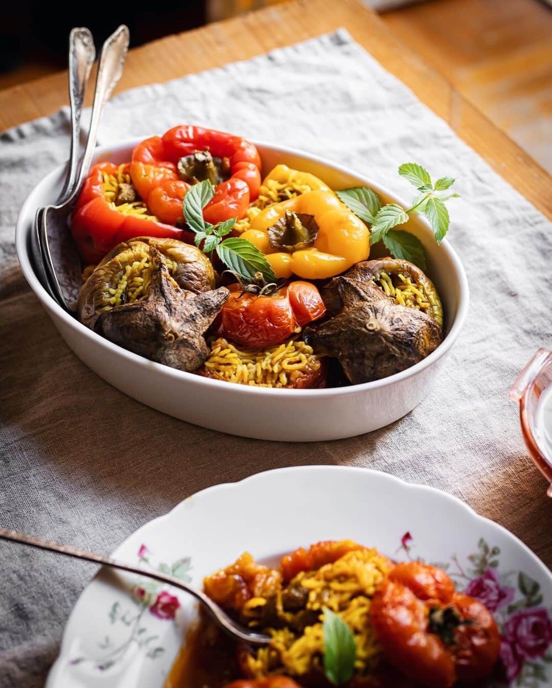 Saghar Setarehさんのインスタグラム写真 - (Saghar SetarehInstagram)「A study of #Dolmeh in Persian/ #Dolma in Turikish/ Mahshi in Arabic /Gemista in Greek  It started with a desire to recreate my mom’s dolmeh; stuffed aubergines, tomatoes and bell peppers. (Any vegetable stuffed with other ingredients is Dolmeh: vine leaves, cabbage leaves, little zucchinis, onions, even apples and quince). I distinctly remembered tiny dices of meat (NOT minced), a little bit of chana dal in an aromatic rice, inside the belly of pretty round aubergines, juicy tomatoes and colorful bell peppers.  However when I looked for the recipes in my Iranian cookbooks, I came upon different recipes, and when I asked Iranian friends, even more different varieties emerged. I had always known that these stuffed vegetables have different recipes in different countries of the Middle East, the Mediterrean, Central Asia and the Balkan area, but I didn’t expect quite so many varieties to emerge from just a simple query on Twitter among Iranian foodies.   One thing that I have noticed though, it looks like the more West these stuffed vegetables travel, the simpler they become. According to my friend @thefoodiecorner, in her cookbook Gemista the Greek stuffed tomatoes and peppers shouldn’t have meat in them (although there’s always a debate on that among the Greeks), just rice and herbs. And by the time you get to Rome, the tomatoes are stuffed with rice alone.   The Iranian versions I’ve read about so far, always have herbs in them. But the mixture varies sometimes. My mom’s and @bottomofthepot's mom version don't have any herbs. So that’s how I cooked these. Some of the other versions of Jewish Iranians according to @tannazsassooni even have dry fruits in them.   All of this and I haven’t even looked into what happens in Eastern Europe and Central Asia. @oliahercules for one, has a stunning stuffed pepper recipe in her latest cookbook Summer Kitchens, and it’s yet different from all these other version.  Someone with a meticulous research and dash of mania could write a cookbook ONLY on dolmeh recipes in different regions.  I’m taking these babies to a picnic on the beach tomorrow. Meeting friends outdoors. The only reasonable way, these days.」10月18日 0時08分 - labnoon