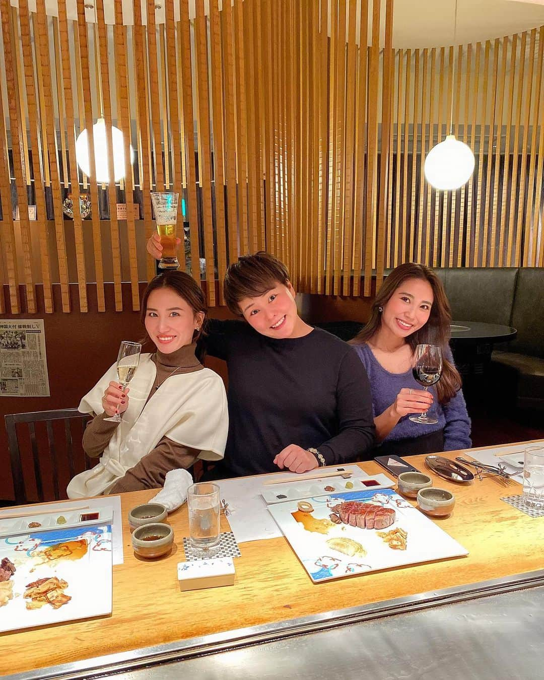 Ayaさんのインスタグラム写真 - (AyaInstagram)「久しぶりにゆっくり友達と🍽🥩🍻 お肉がとろけた。 ほんま美味しかったなぁ♥️ 木田社長決めポーズ✌️ . 夜のテラスがまたお洒落やった🌃 こうやって地元帰ってきて 友達と集まれて嬉しい🥺🥺 . . #神戸#kobe#三ノ宮#元町#ステーキハウス縁 #シャトーブリアン#お肉#ステーキ#幸せ#感謝」10月18日 0時09分 - aya__fit