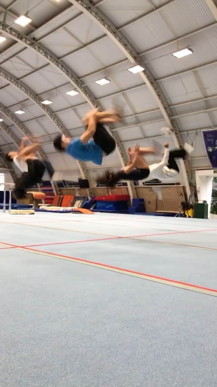 アルトゥール・オヤカワ・マリアノのインスタグラム：「Tiktok de sabado ❤️  Team work 🔥💪🏻  @bielzinx_ @dig_speranza @lu_trautwein @isabel_barbosa234  . . #twerk4me #tiktok #dancing #gymnastics #gym #trend #reels #explorar #destaque」