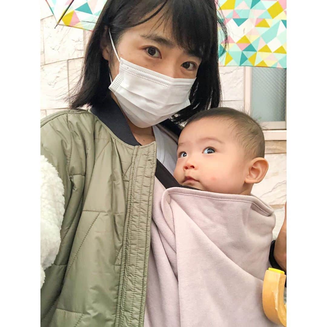 馬渕史香のインスタグラム：「今日は寒かったぁ  コニー防寒ケープ＋コロンビアのコートで暖かくしてお出かけ  途中、小雨が風にのって入ってきて、顔周りが寒そうやったでフード付けてあげればよかったなってちょっと後悔  けど、ケープもコートもあったかくて、この冬の定番決定やわ⛄️  #コニー防寒ケープ #防寒ケープ #ベビーケープ #抱っこ紐 #columbia #columbiasportswear   #あしざわ家 #赤ちゃんのいる生活 #ずぼら主婦 #ゼクシィbabyママ隊 #令和2年生まれ #5月生まれ #男の子ベビー #令和ベビー #babyboy #2020baby #ゼクシィbaby #ベビーグラム #ベビフル #コズレ #ままのて  @picco_1471 #piccolce_knits_モニターモデル募集」