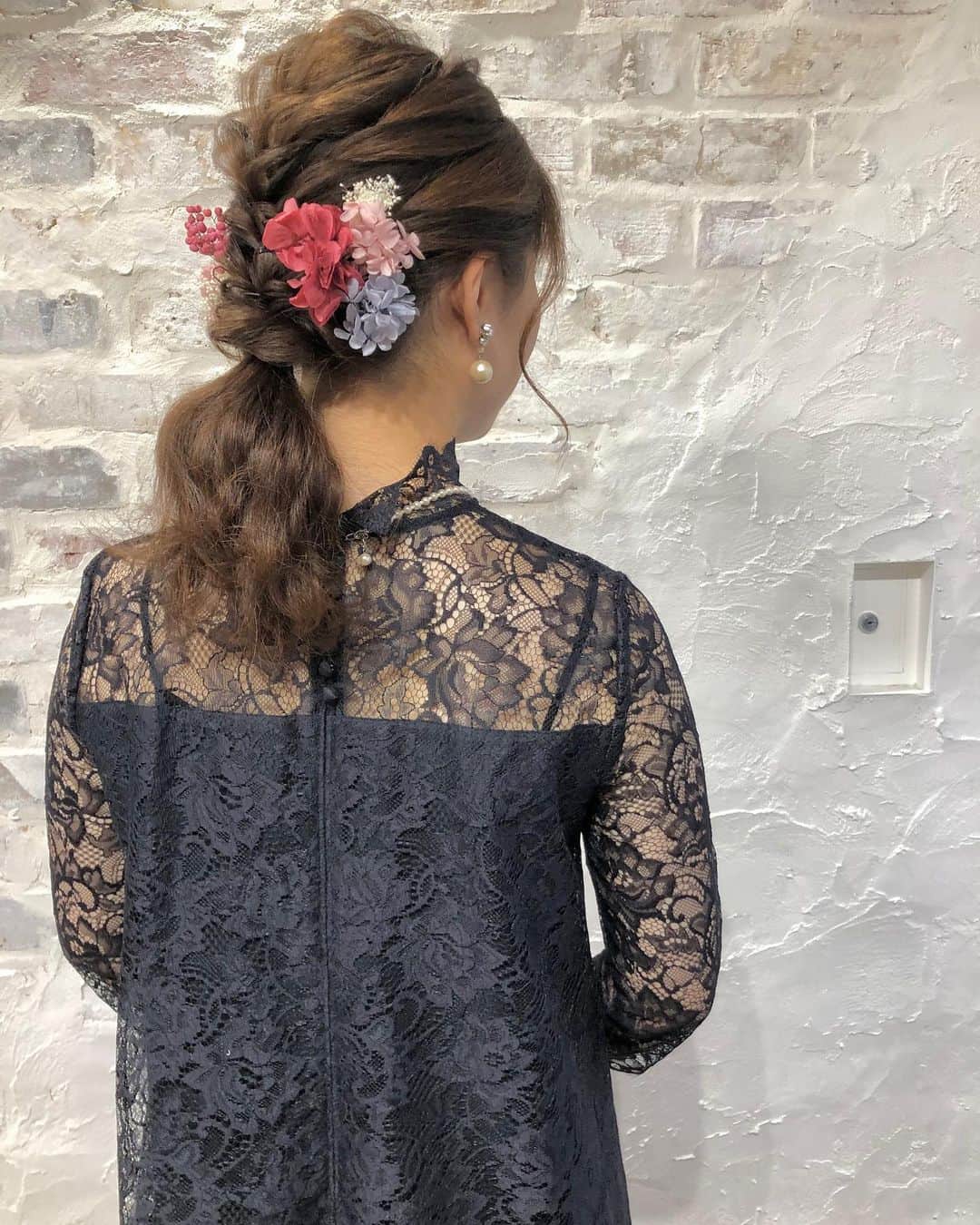 野澤 琢眞（Takuma Nozawa）のインスタグラム：「結婚式が今月から再開して、ヘアセットのお客様が多くなっています。女性は心高鳴りますね^_^ ・ #ヘアアレンジ#ヘアセット」