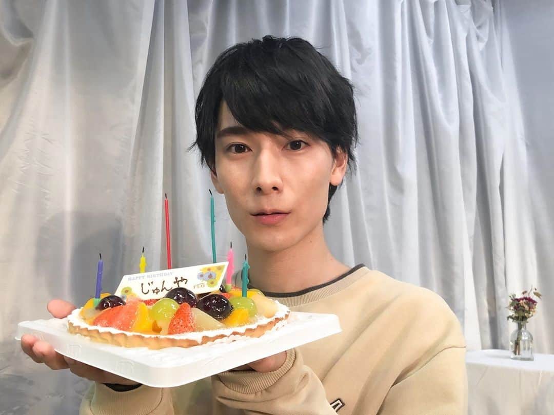 朝田淳弥のインスタグラム：「2020.10.17 24歳になりました！  沢山のメッセージや応援ありがとうございます！  役者としては勿論、人として成長できる1年にしていきたいと思います。  24歳もよろしくお願いします！ (現場で祝っていただきました！)」