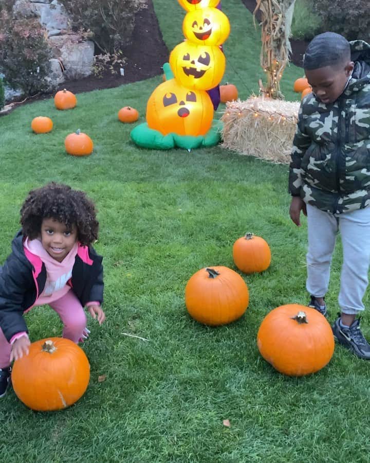 ラッセル・ウィルソンのインスタグラム：「Pumpkin Patch at the crib! #Quarantinelife @Ciara」