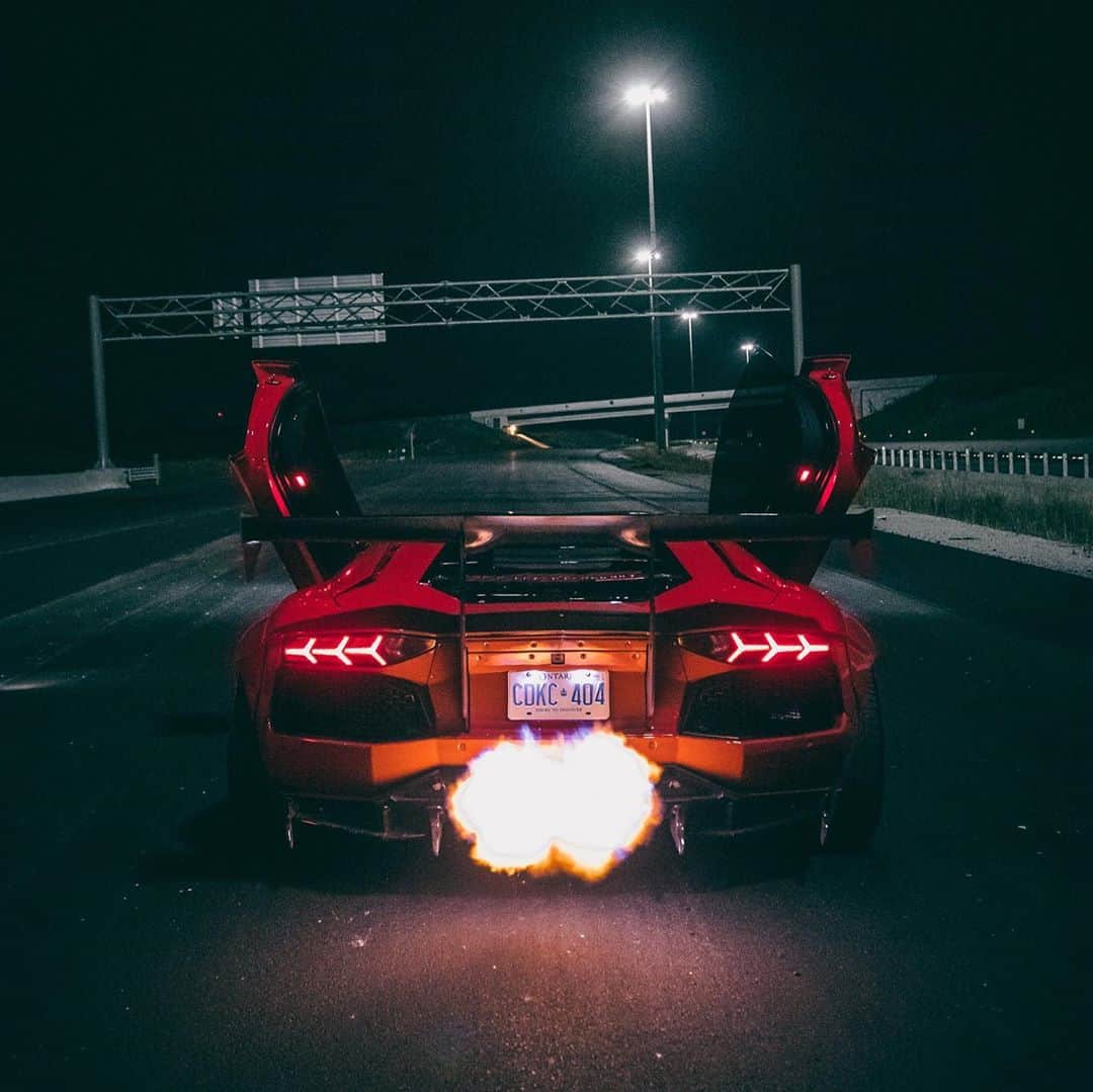 CarsWithoutLimitsさんのインスタグラム写真 - (CarsWithoutLimitsInstagram)「Which Libertwalk Aventador would you take? 🔥  Owner @shaahaan  Photo @maxparkesphoto   #carswithoutlimits #lamborghini」10月18日 0時25分 - carswithoutlimits