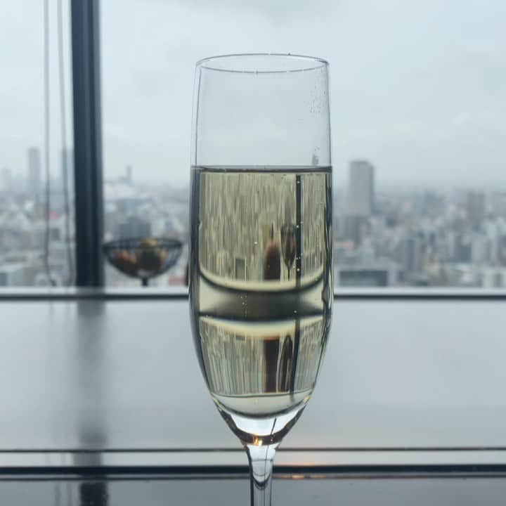 のインスタグラム：「11th anniversary🥂 1年前の記念日以来の 2人きりでのお出かけ👩🏻👨🏻 美味しいご飯食べて 念願の鬼滅の刃を映画館で見れて 最高すぎたspecial day...🥺🙏🏻🕊 ただ泣きすぎて頭かち割れそうなぐらい痛いナウ。笑 . . #結婚記念日」