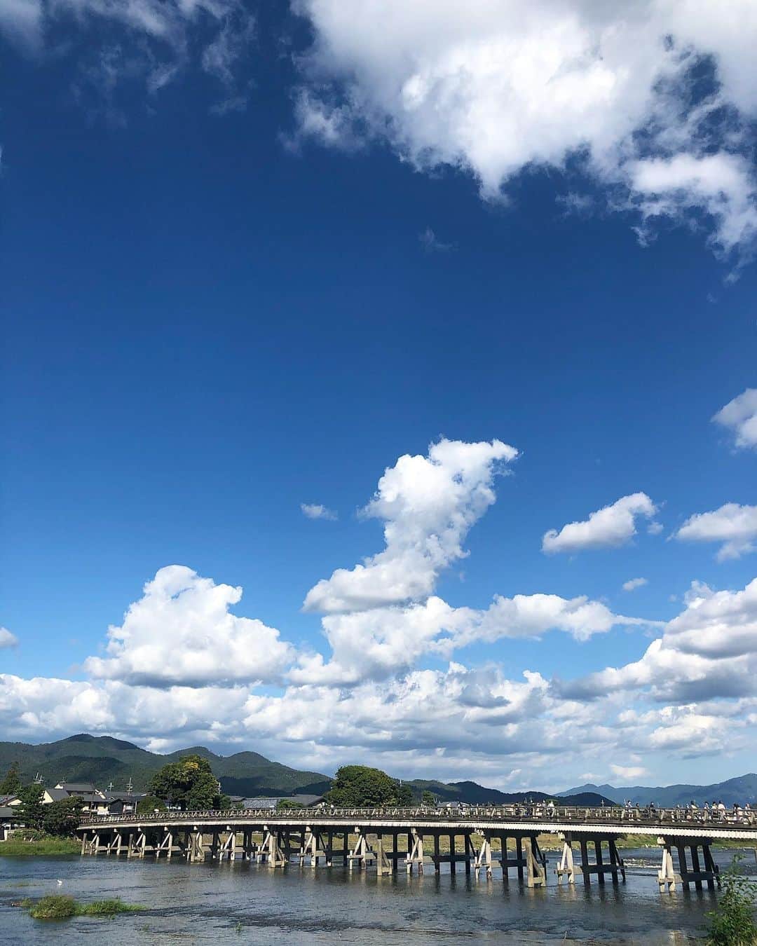 yukaのインスタグラム：「「京都、渡月橋」 ・ とーっても気持ち良き日でした。 日中は暑かったな。 2020.10.12 ・ #igersjp  #hellofrom  #instagramjapan  #kyoto #kyototrip  #travelphotography  #travel  #shotoniphone  #そうだ京都行こう  #そうだ京都へ行こう  #京都 #嵐山 #渡月橋  #京都旅行  #あの舟はレンタル？」
