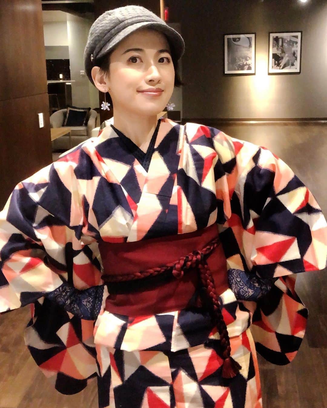 岡田育さんのインスタグラム写真 - (岡田育Instagram)「Antique Meisen kimono (from 1920s?) with men’s obi belt. . 全身やかましい。男帯なので初めて補正無しで着てみたが、なるほどおはしょりがペプラムトップスみたいになりますね……（物は言いよう）。 . 👘: #meisen #meisenkimono 👙: @kimonomodern 🎀: @fujikiya.kimono 🥾: @unitednude 👂: @shinoron_hma 🎩: milsa  . #kimono #kimonostyle #kimonofashion #着物自撮り部 #kimonolovers #antiquekimono #nonbinaryfashion #nonbinarykimono  #銘仙 #銘仙着物 #キモノモダン #ワンピ襦袢 #紐付き角帯 #藤木屋 #👘🔰 #ikuokada #岡田育 #オタクすぐ指貫グローブ装着する」10月18日 0時40分 - okadaic