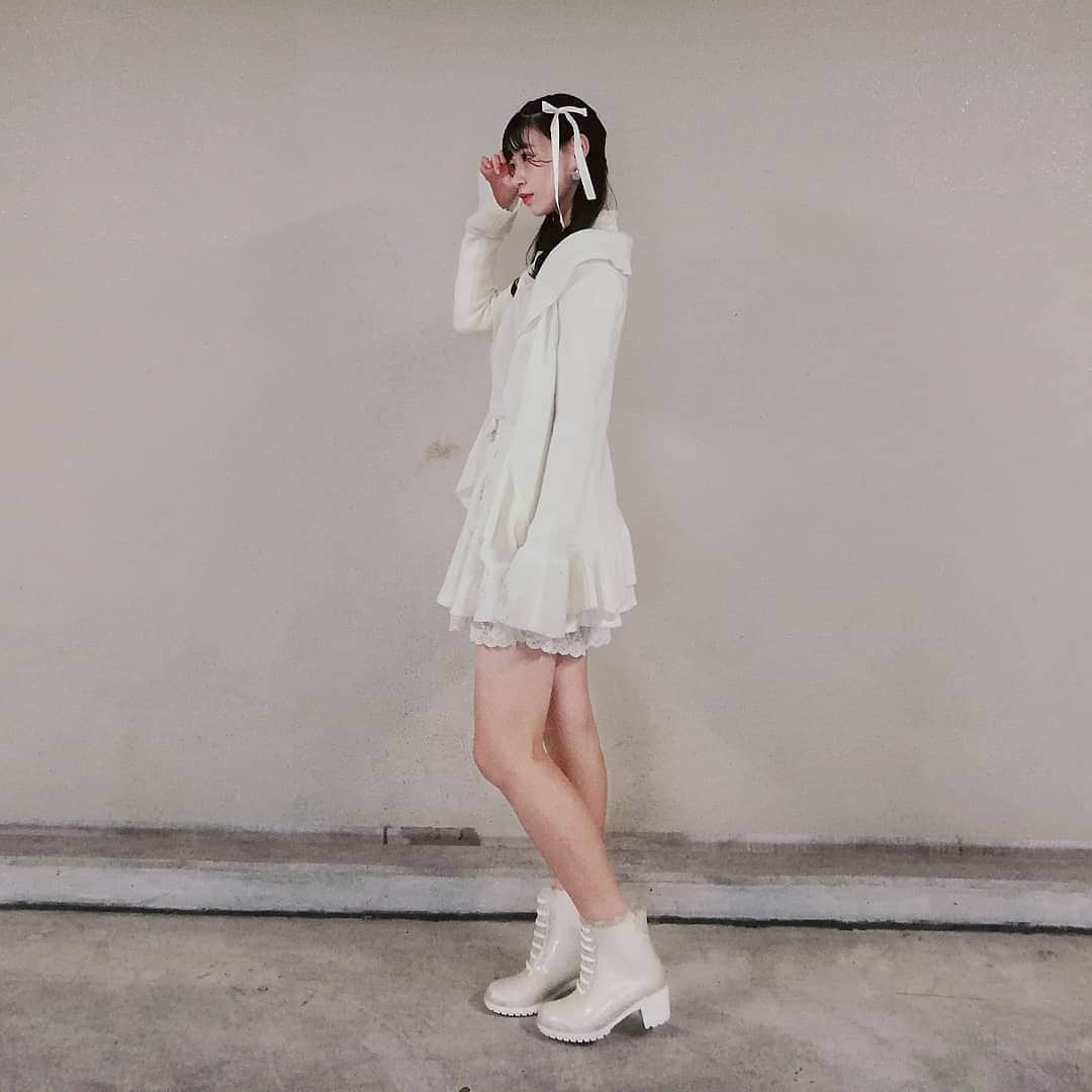 熊井戸花さんのインスタグラム写真 - (熊井戸花Instagram)「🕊 天使ちゃんになりたい、!! . . . . . 白コーデしてみたよ‪‪☺︎‬ 髪の毛くるくるにしました( •̀ .̫ •́ )✧ . . . . . . . . . . ブラウス( @axes_femme_official ) スカート( @lizlisa_official_japan ) カーディガン( @lizlisa_official_japan ) トートバッグ( @lizlisa_official_japan )  #ootd #white #jc #sjc #06   #白コーデ #天使 #白 #fashion #しなもん #シナモロール #シナモロールコーデ  #lizlisa #マイメロ #まいめろ #はなこーで  #ゆるふわ巻き #ツインテール #リボン #ふわふわ #冬 #ワントーンコーデ #熊井戸花 #はな #おはなちゃん #instagram #instalike #instagood #instapic  #insta」10月18日 11時42分 - kumaido_hana