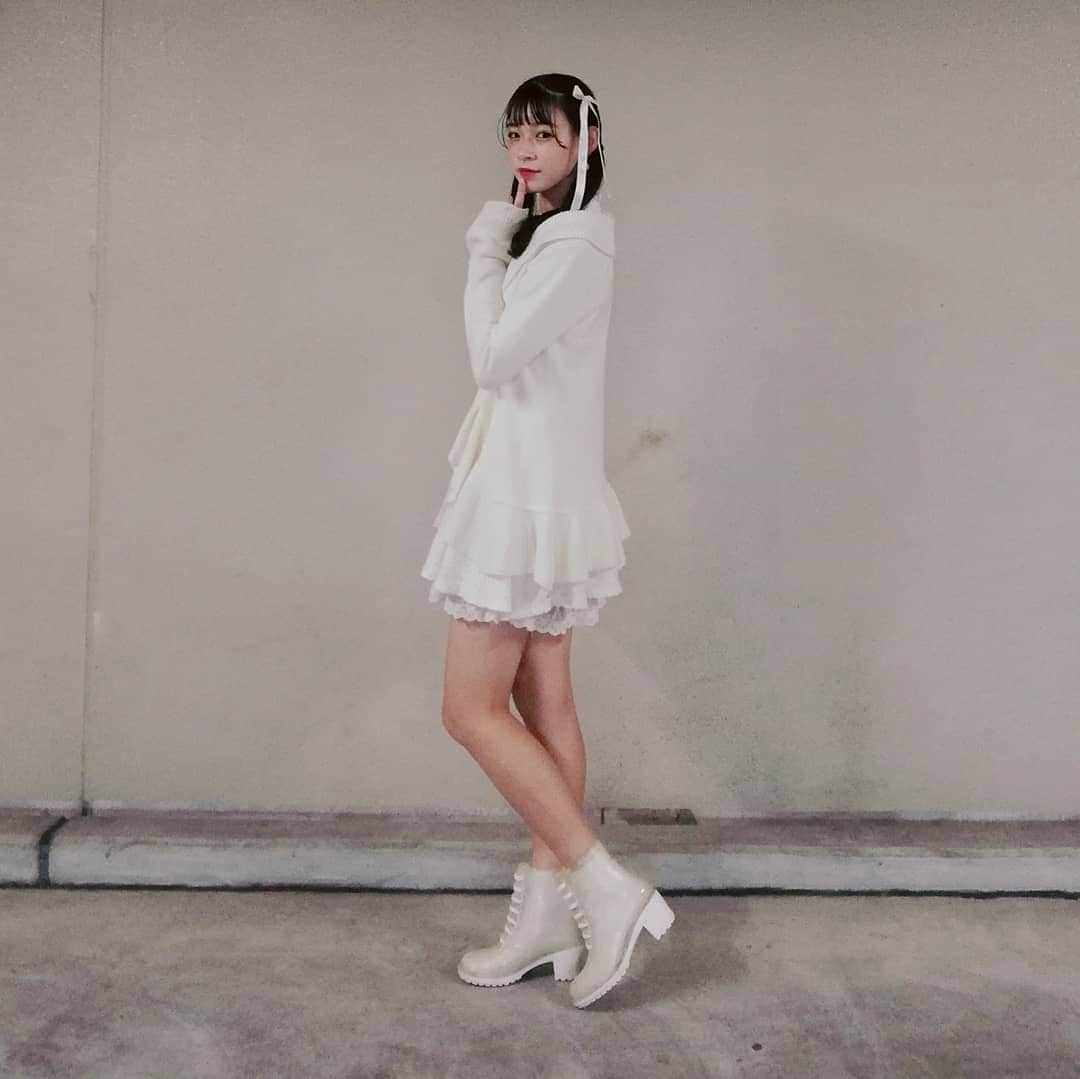 熊井戸花さんのインスタグラム写真 - (熊井戸花Instagram)「🕊 天使ちゃんになりたい、!! . . . . . 白コーデしてみたよ‪‪☺︎‬ 髪の毛くるくるにしました( •̀ .̫ •́ )✧ . . . . . . . . . . ブラウス( @axes_femme_official ) スカート( @lizlisa_official_japan ) カーディガン( @lizlisa_official_japan ) トートバッグ( @lizlisa_official_japan )  #ootd #white #jc #sjc #06   #白コーデ #天使 #白 #fashion #しなもん #シナモロール #シナモロールコーデ  #lizlisa #マイメロ #まいめろ #はなこーで  #ゆるふわ巻き #ツインテール #リボン #ふわふわ #冬 #ワントーンコーデ #熊井戸花 #はな #おはなちゃん #instagram #instalike #instagood #instapic  #insta」10月18日 11時42分 - kumaido_hana