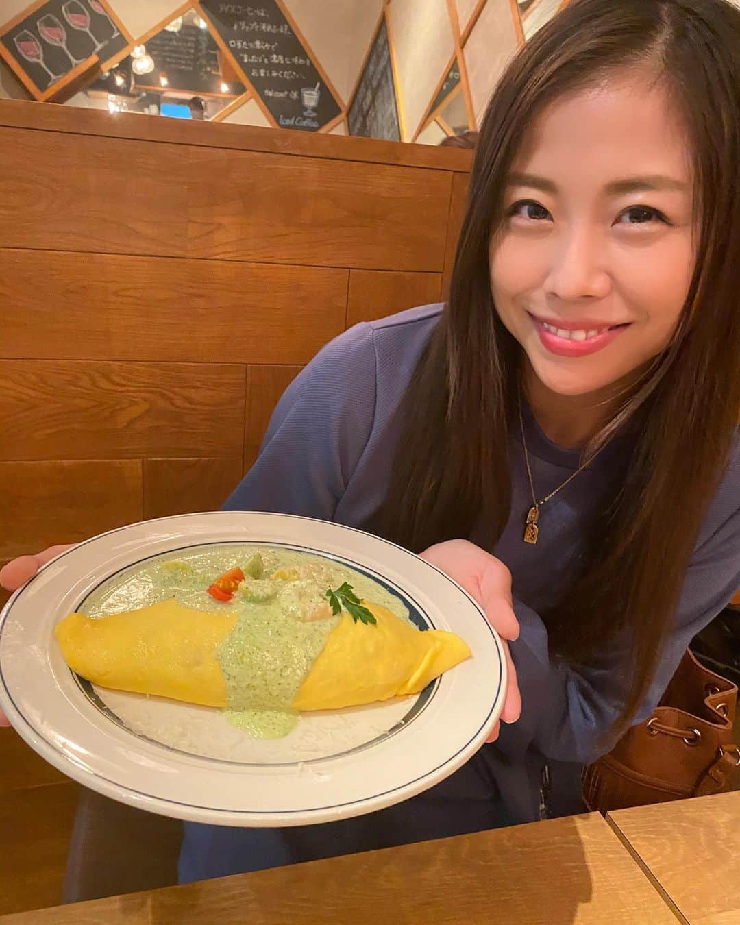 Chiakiのインスタグラム：「. 前菜もオムライスも最高😋❤️ 3回行って3回とも同じオムライス注文してる😝 ・ #オムライス #神戸ディナー #神戸ランチ #関西女子 #神戸女子 #神戸 #神戸カフェ #グルメ #ジェノベーゼ」