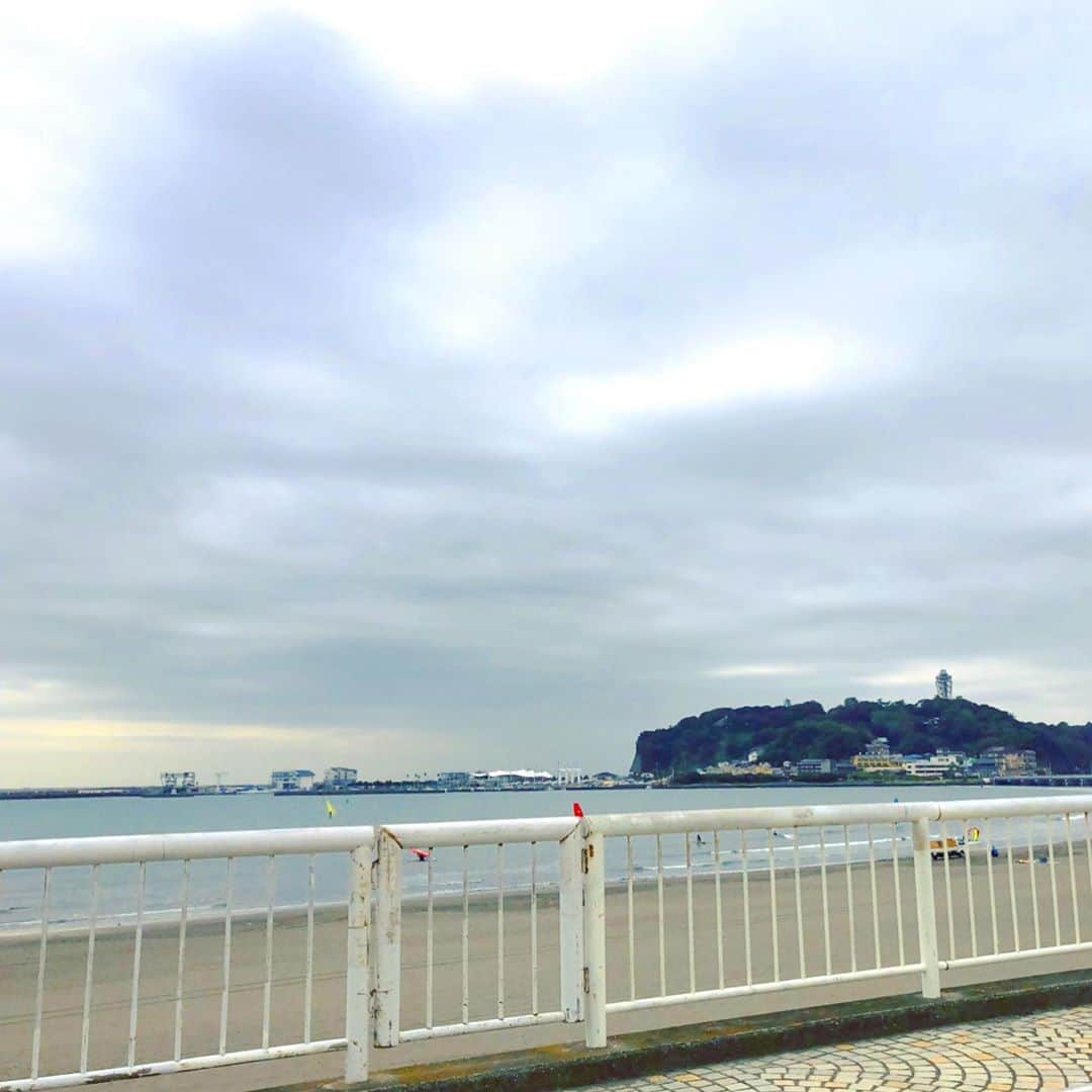 千秋さんのインスタグラム写真 - (千秋Instagram)「今日は江ノ島を攻めっから（横山健風に） 絶対やるやつ🔫🎱 いつも行くからおばちゃん覚えてくれたかなあ お目当の景品ゲットで超嬉しい（また披露します）  #スマートボール #射的  #頭の中ではずっと♪スーマートボールで知り合ったパパ♪とREBECCAエンドレス #撮影許可もらっています #江ノ島 #千秋旅日記」10月18日 11時36分 - chiaki77777