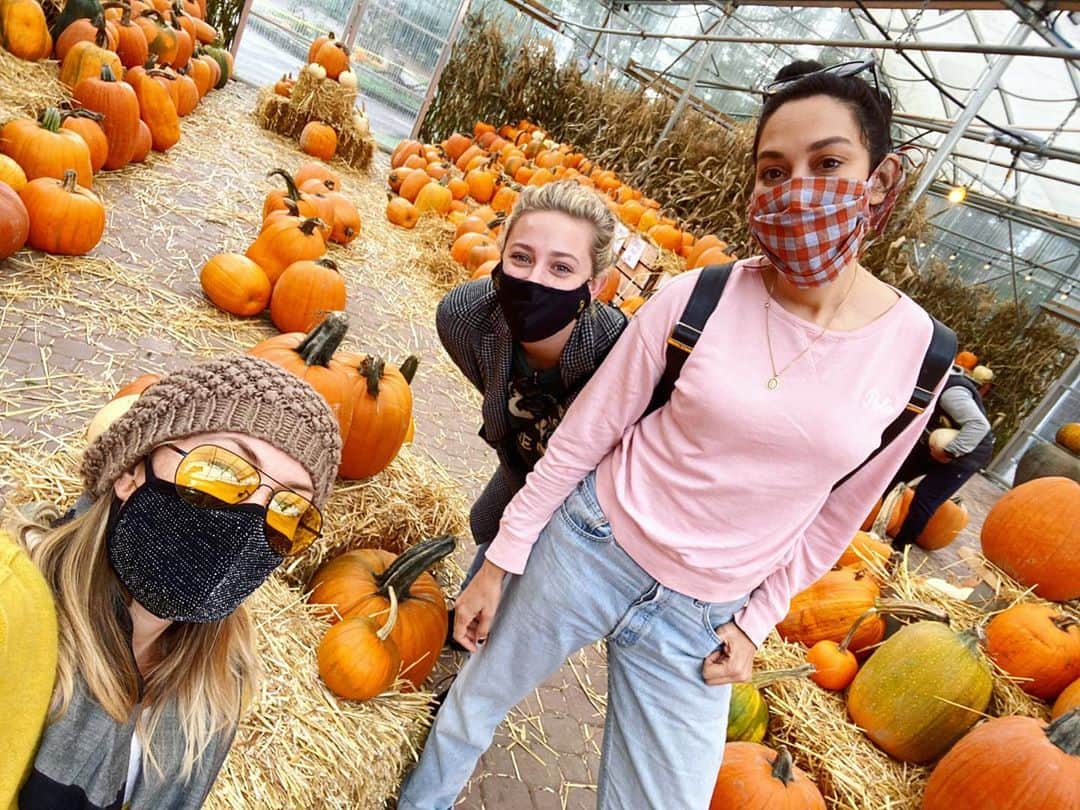 メッチェン・アミックさんのインスタグラム写真 - (メッチェン・アミックInstagram)「We’re smiling behind our masks I promise 🎃 @lilireinhart @mishelprada #pumpkinpatch #squad」10月18日 11時40分 - madchenamick