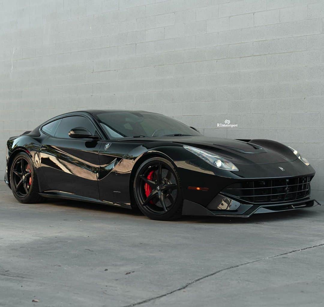 CARLiFESTYLEさんのインスタグラム写真 - (CARLiFESTYLEInstagram)「Ferrari F12 in all Black! 😍 Done by @r1motorsport #carlifestyle」10月18日 10時14分 - carlifestyle