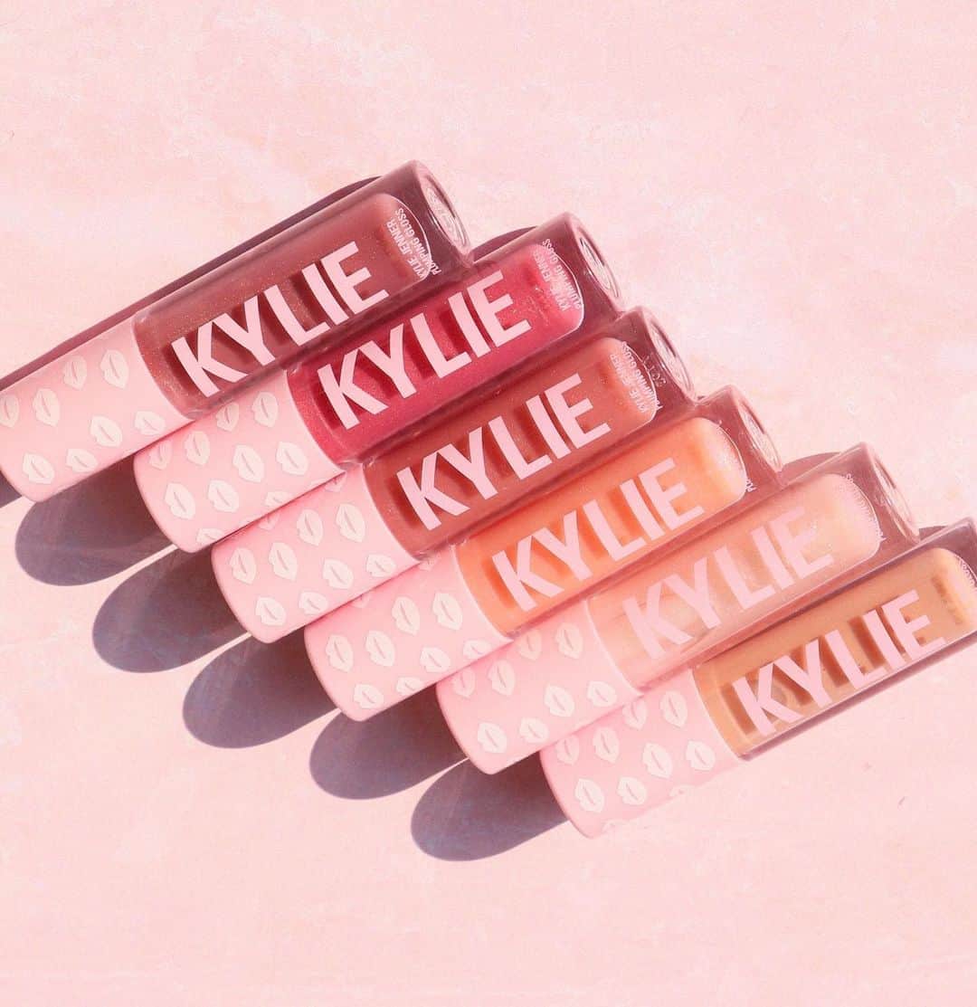 Kylie Cosmeticsさんのインスタグラム写真 - (Kylie CosmeticsInstagram)「1 day until our NEW @ultabeauty exclusive Plumping Glosses drop!! 💋 Available 10/18 on Ulta.com 🤩 Which shade do you have your eye on? 👀⁠⠀ ⁠⠀ Shades from top to bottom: ⁠⠀ 🌟 Moody Queen - mauve with champagne shimmer⁠⠀ 🌟 ⁠Rosé And Chill⁠ - pink berry with golden shimmer⁠⠀ 🌟 Curve Him ⁠- rose gold with golden shimmer ⁠⠀ 🌟 Not Your Bae⁠ - soft peach with multicolored shimmer⁠⠀ 🌟 ⁠Bubbly⁠ - pastel crème with multicolored shimmer⁠⠀ 🌟 On Neutral ⁠- nude beige⁠」10月18日 10時07分 - kyliecosmetics