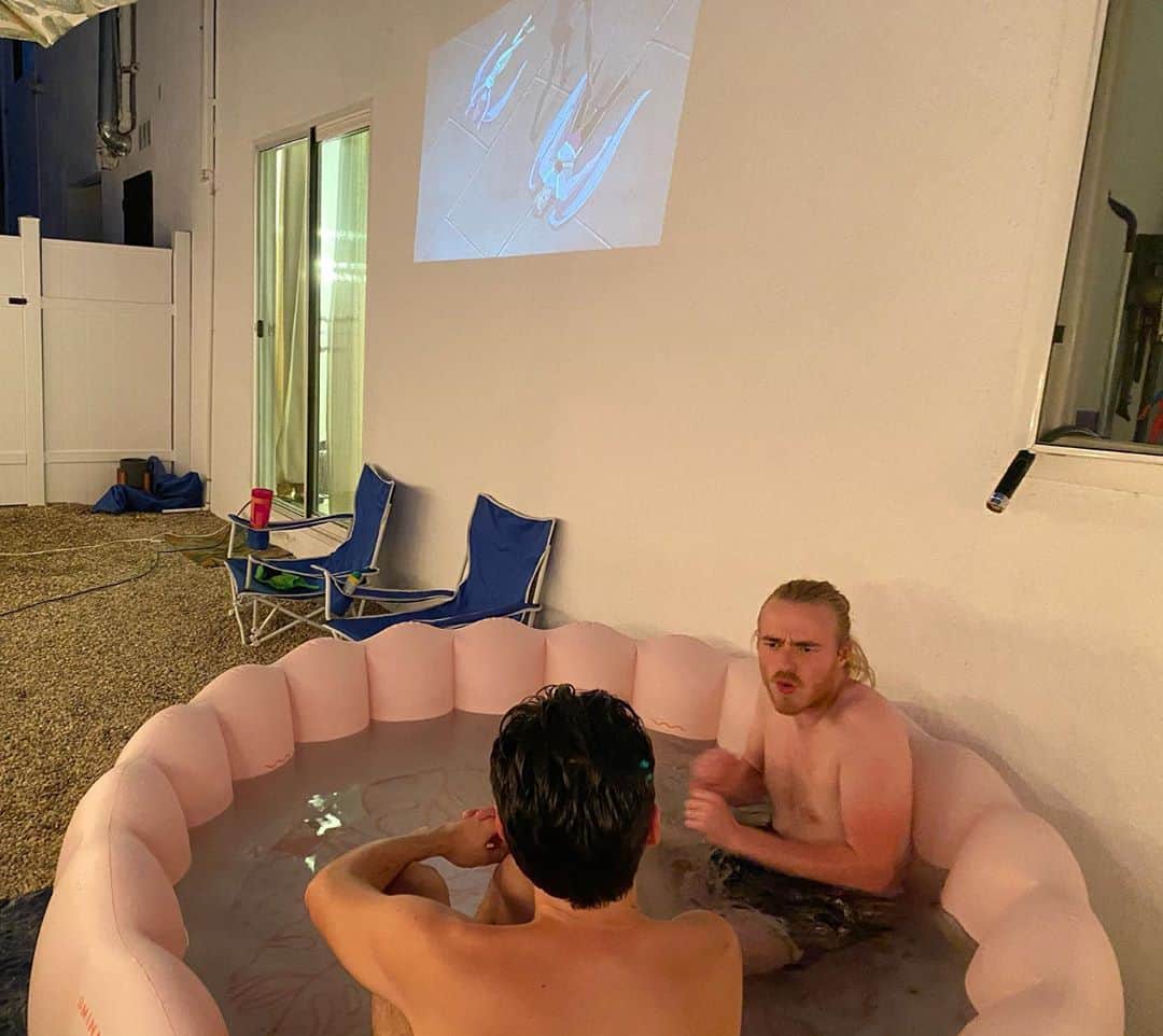 ジョーイ・ブラッグのインスタグラム：「Happy Birthday, @thegeorgefish! I hope your birthday is as riveting as whatever story I’m telling you in our hose-through-the-house-hottub. Love you, man.」