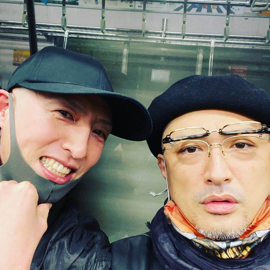 山内圭哉のインスタグラム：「おはよう御座います。 昨夜は私の所属する吉本俳優部が制作した福田転球新作「裏方の女」を観劇。 その帰り、ばったり同い年のこいつに会いました。」