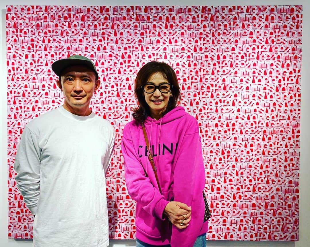 田中杏子さんのインスタグラム写真 - (田中杏子Instagram)「baanai double bed gallery 〜2021年1月17日まで。  作家のbaanaiさんが在廊していた昨日、ご本人に会えました💕💕  『ARIGATOUGOZAIMASU』の文字を365日欠かさずフリーハンドで描き、重ね、さらに描き続ける作品は、奥行きがあり、深みと力強さを放っていて、実際に👀で見ると迫力が違って圧倒されます‼️  前衛的でありながら、スッと心に入り胸を打つのは、baanaiさん自身の精神性からでしょうか。もしくは毎日、波と戯れているからでしょうか。きっと、そのどちらもなんだろうなぁ🌈🌈  作品を部屋に飾りたい衝動に駆られました🙇‍♀️🥰🙏　行けて良かった💕💕💕  #baanai #doublebedgallery  #akotanaka #numerotokyo」10月18日 10時12分 - akoakotanaka