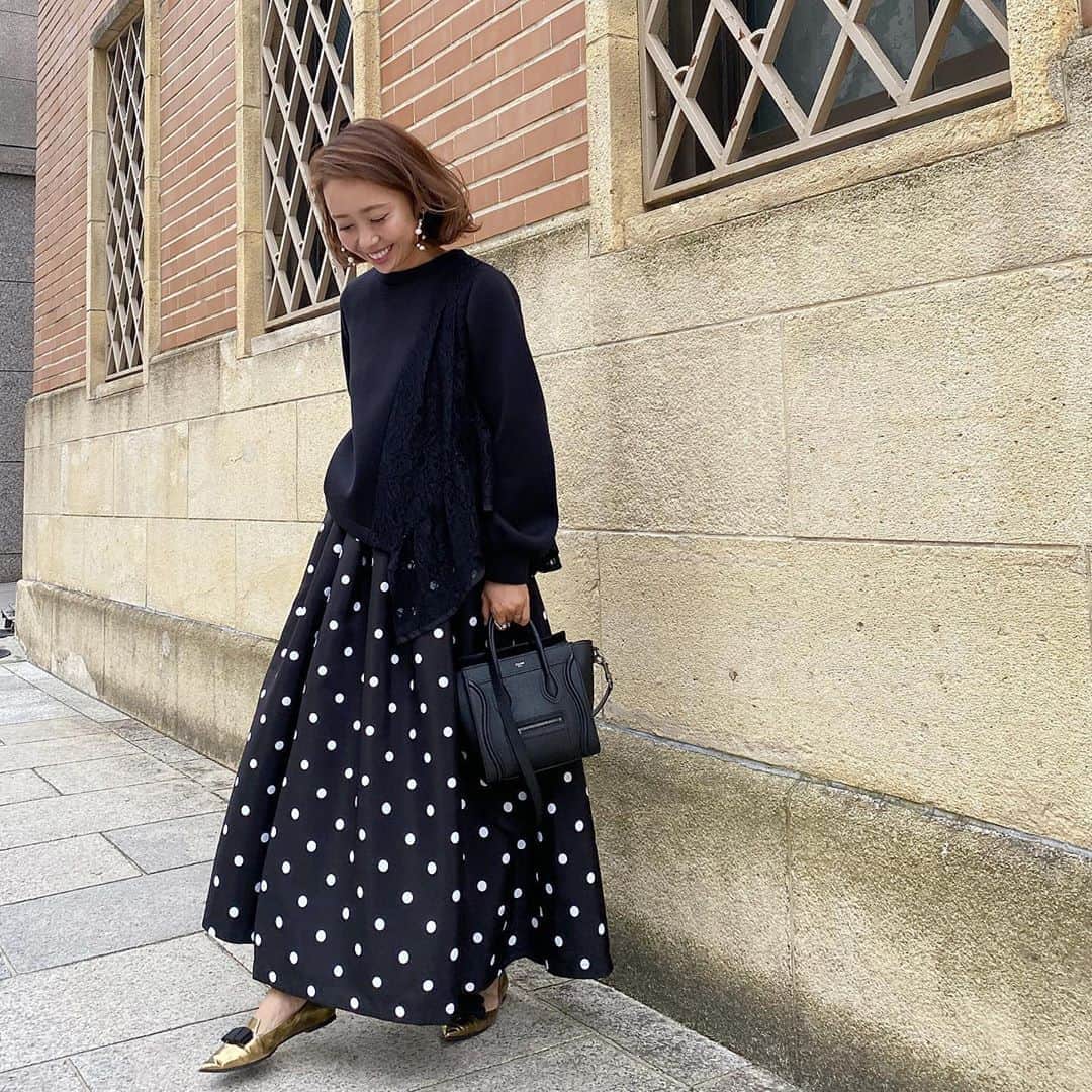 のインスタグラム：「・ #akiron_verofonna one piece coordinate4️⃣👗💕(color:dot) @verofonna  (10/20予約販売開始予定) ・ ・ 昨夜のインスタライブ見てくださった方々ありがとうございました😊　ワンピースのことも色々お話したり着回しをお見せしたりもさせてもらったのですが、まさかの保存できなくてめっちゃショックでした😭 20日お昼12時頃より @verofonna のアカウントで身長別でお話しさせてもらいますので、そちらも重ねて見ていただけたらなと思います🙏 ・ このコーデは、DOTのスカートをコラボトップスのBLACKと合わせてみました。 この合わせもとってもオススメです♥️♥️ セットではもちろん、こんな風にそれぞれ単体での着回しも◎ ※私が着ているものはサンプルとなります 実際はスカート着丈2.5cm短くしています。 ※スカートのウエスト部分のサイドのタックもう少し少なくなります。ウエスト部分の広がりを抑えるため _________________________________ #akiron_verofonna #reverofonna #verofonna #ヴェロフォンナ #コラボ企画 #コラボ #コラボ商品」