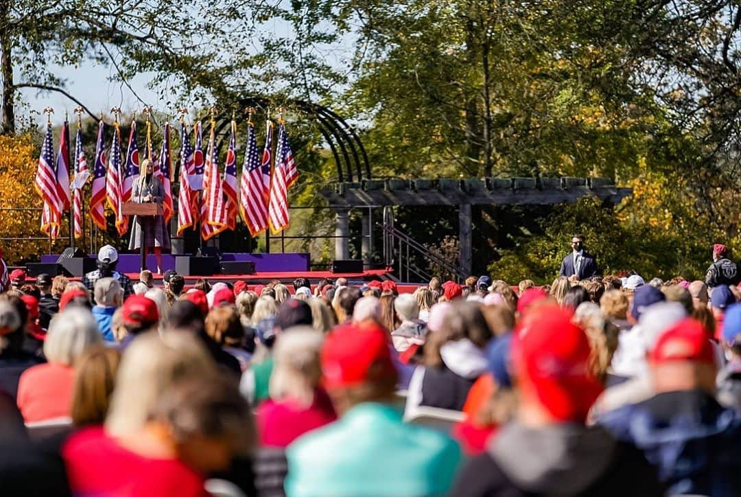 イヴァンカ・トランプさんのインスタグラム写真 - (イヴァンカ・トランプInstagram)「One week, five states!  Thank you Georgia, Arizona, Nevada, Wisconsin and Ohio! The enthusiasm for @realdonaldtrump is tremendous!」10月18日 10時21分 - ivankatrump