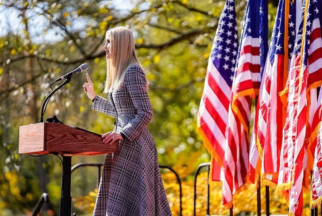 イヴァンカ・トランプさんのインスタグラム写真 - (イヴァンカ・トランプInstagram)「One week, five states!  Thank you Georgia, Arizona, Nevada, Wisconsin and Ohio! The enthusiasm for @realdonaldtrump is tremendous!」10月18日 10時21分 - ivankatrump