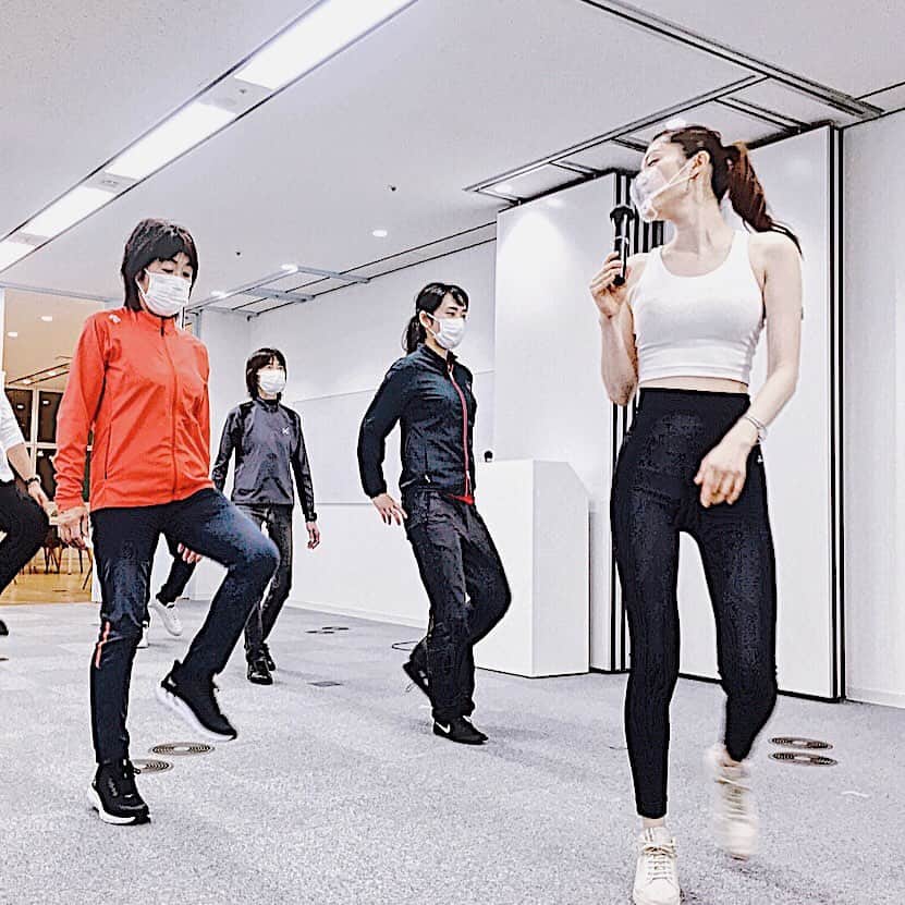櫻井麻美のインスタグラム：「#ウォーキングアドバイザー資格認定講座  開講しました😊第4期生の皆様と✨ ・ 皆さま、お疲れ様でした‼︎ 素敵な先生になってください🥰 応援しています💪 ・ ウォーキングアドバイザー資格認定講座はウォーキング講師を育成するためのプログラムです。運動力学、生理学等の座学からエネルギー効率の良い歩きについて学び、実技では美しい立ち居振る舞いに加え、ロコモ対策・メタボ対策・認知機能低下予防・メンタルヘルス等のウォーキングレッスンができるようになるためのカリキュラムになっています♪ ・ ・ ・ #ウォーキング #ウォーキング講座 #ウォーキング講師 #ウォーキングレッスン  #資格 #資格認定講座  #資格取得講座  #ウォーキングアドバイザー #日本ランニング協会  @takehirosonohara」