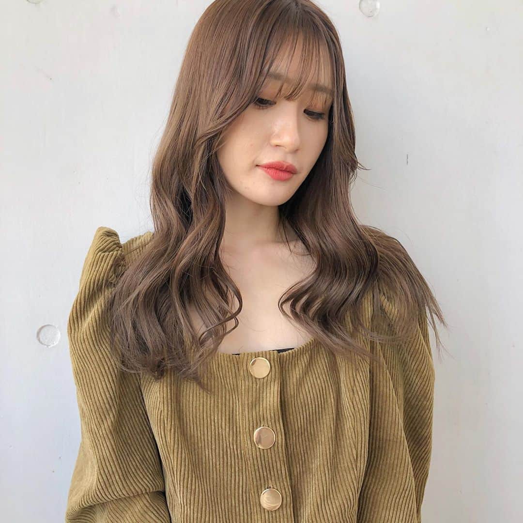 のインスタグラム：「. . くすませすぎない秋冬ぴったりのsilky beige 🦦🍂 . かきあげも出来る様に前髪は薄く長めに 。 顔周りはフェイスレイヤーを入れて自然と流れる様に ✨ 結んだ時も顔まわりをカバーしてくれます 🤍 . 顔周りはとってもバランスが大切です 🩰 似合う髪型が解らない方もぜひご相談くださいね 🖤 . . #hamada_hair」
