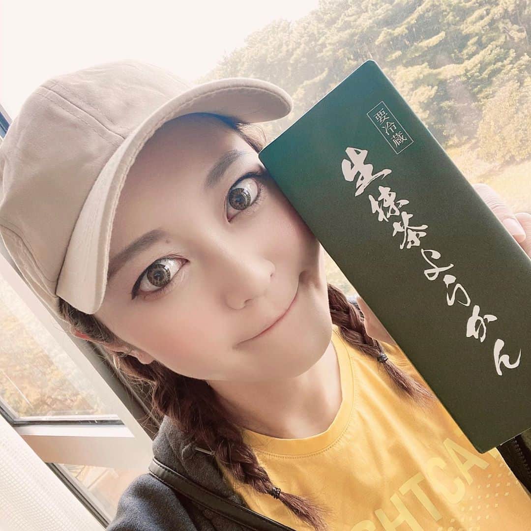 三上玲奈のインスタグラム：「今日は新潟県胎内市の　#ときや旅館　さんに頂いたお土産の抹茶ようかんが朝ご飯🌞  自家製なんですが、すっごく美味しかった🥰抹茶たっぷりで甘さ控えめで私好み❤️ 旅してる私達にプレゼントです☺️ 行く先々での優しさ沢山受け取ってます🚴‍♀️❣️  どこの旅館もコロナで大変だったそうで、大変なのは私達だけじゃないなと改めて実感しがながらの旅です💨  11月から沢山仕事できるように、今日は秋田県に急ぎます🚴‍♀️  #チャリで来た #by渋谷　#山形　#新潟　#胎内市　#三上玲奈　#野田みはる　#北海道出身　#札幌出身　#チャリ旅　#自転車旅　#自転車　#クロスバイク　#クロスバイクカスタム　#自転車女子　#japan #bycicle #TOKYO → #HOKKAIDO」