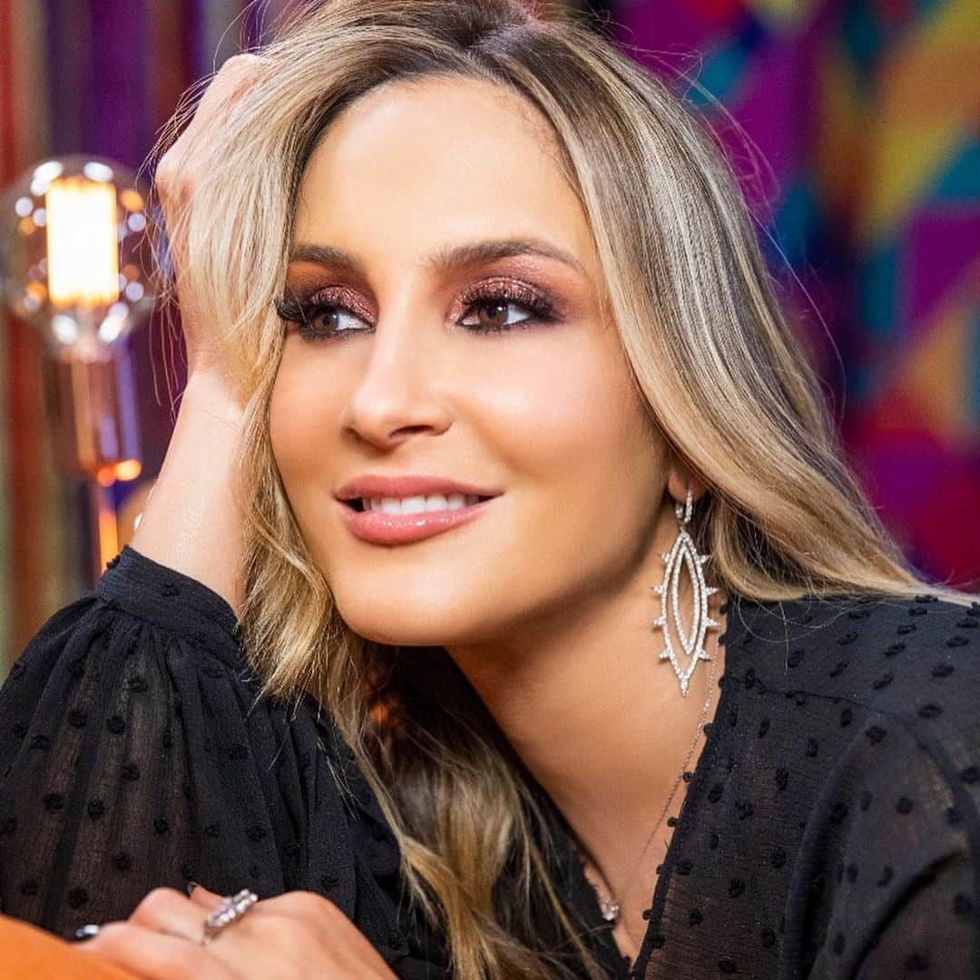 Claudia Leitteのインスタグラム：「Olhos brilhando... @lavoisier e a maquiagem dele mesmo. Obrigada! 🤣 ok! O espírito tá reluzente. 🙌🏻💎」