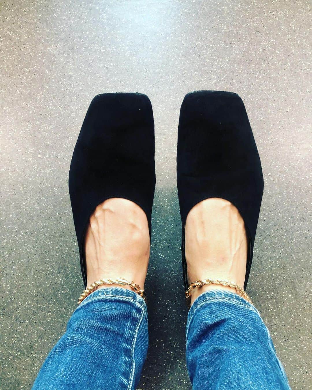中川聴乃さんのインスタグラム写真 - (中川聴乃Instagram)「一目惚れして買っちゃいました💛 オニューの靴👠✨形とチェーンがお気に入り‼︎ 今日は沢山歩きそうだから、靴ずれしませんよーに🙏笑  #zara #パンプス #黒好き #靴好き  #足元からおしゃれ  #ノンヒール」10月18日 10時48分 - nakagawaakino24