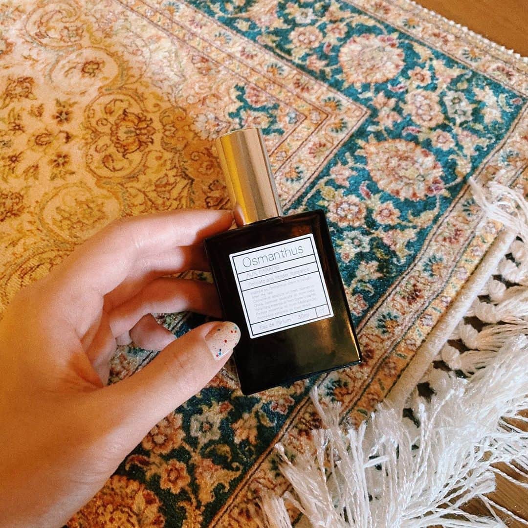のインスタグラム：「最近使ってる香水　@aux_paradis のオスマンサス、金木犀の香り。甘いけど、すこし大人な深さが後を引くいいかおり。」