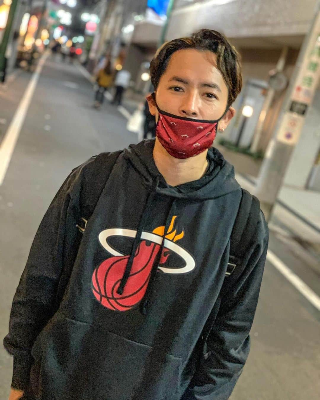 小柳津林太郎のインスタグラム：「NBA seasons over... Hope Butler and the Miami Heat blasts another good one next season. Will be rooting from Tokyo!  NBA Finalsが終わって一週間。来シーズンのヒートには更なる期待と応援を🔥ジミーバトラーのリーダーシップ筆頭に、ヒーロー、ナン、ロビンソン、アデバヨなどの若手の更なる覚醒に期待🏀来シーズンのプレイオフは物理的に観に行く！  nba.comでヒートパーカーとマスク買ったのだが、届いたのはファイナルズが終わった日だったw  ストーリーにあげたけど、記憶としてストックしときたかったので、ポストします。  #nba #nbafinals #miamiheat #heat #jimmybutler #bamadebayo #gorandragic #duncanrobinson #tylerherro」