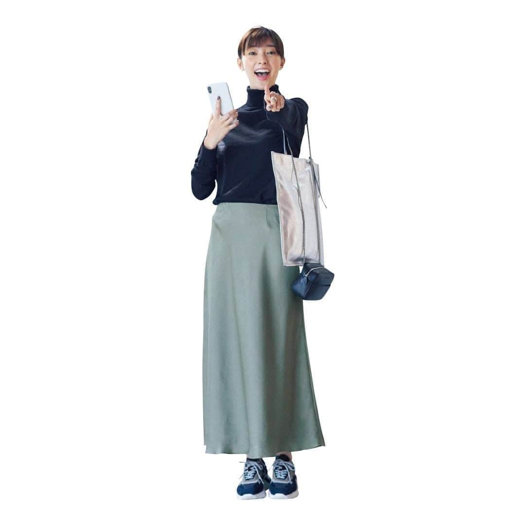 BAILAさんのインスタグラム写真 - (BAILAInstagram)「【今日のコーデ】 10月18日（日） 近場でお散歩や買い物する時は、スニーカーが必須。タートルニット×スカートのコーデなら、スカートをツヤのあるフレアにして今っぽい女性らしさを加えて。ニュアンスカラーなら、秋らしいムードも満点に。  tops : #sloane  skirt : #heliopole  bag : #jandmdavidson  shoes : #date   #毎日コーデ #コーディネート #コーデ #今日の服 #秋ファッション #秋コーデ #スカートコーデ #ファッション #宮本茉由  #ootd #coordinate #fashion #instafashion #BAILA #baila_magazine」10月18日 10時57分 - baila_magazine