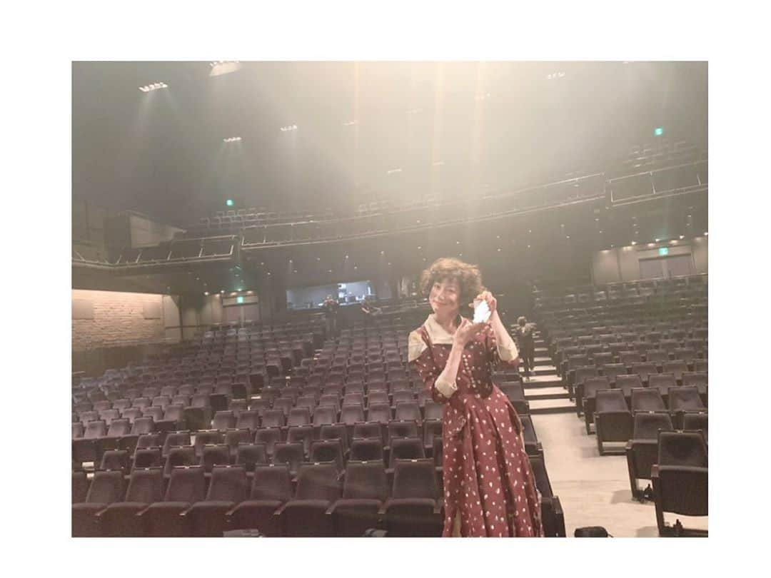 吉岡里帆さんのインスタグラム写真 - (吉岡里帆Instagram)「最後に終演後のベイジルタウンの皆さんを撮らせて貰いました。また会えますように…あぁ愛おしい  #ベイジルタウンの女神 #舞台 #思い出」10月18日 10時57分 - riho_yoshioka