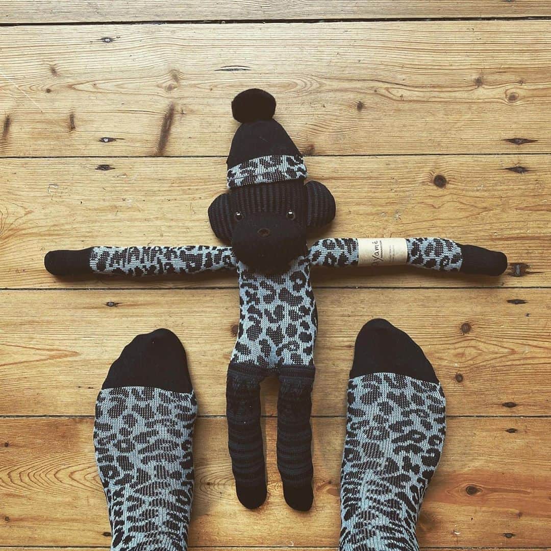 アヤメのインスタグラム：「Sockmonkeys foster in🇬🇧 世界のスニーカー博物館endclothingのスニーカー博士はこの人だよ👟 #ayamesocks #maharishi #ayamesockmonbear #mensfashion   #Regram #Repost @mrdeanwalker Twinning is winning」