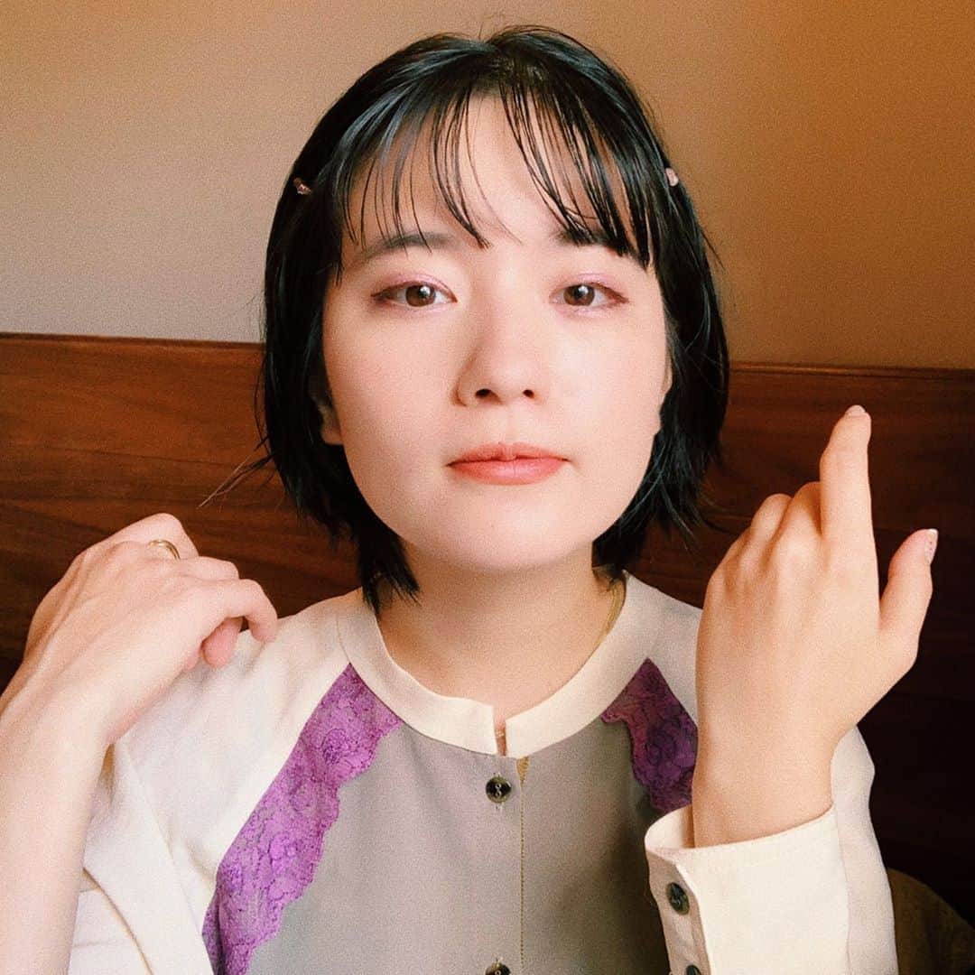 のインスタグラム：「あさぎちゃんがくれた @toonecosmetics のペダルリキッドアイシャドウ02でキュートめなガーリーメイクをした🌷☁️💎  今日も18：00に動画があがるよ！今日の動画はちょっとシリアス。びっくりしないでね。  tops rose bad bottoms Ray Beams」