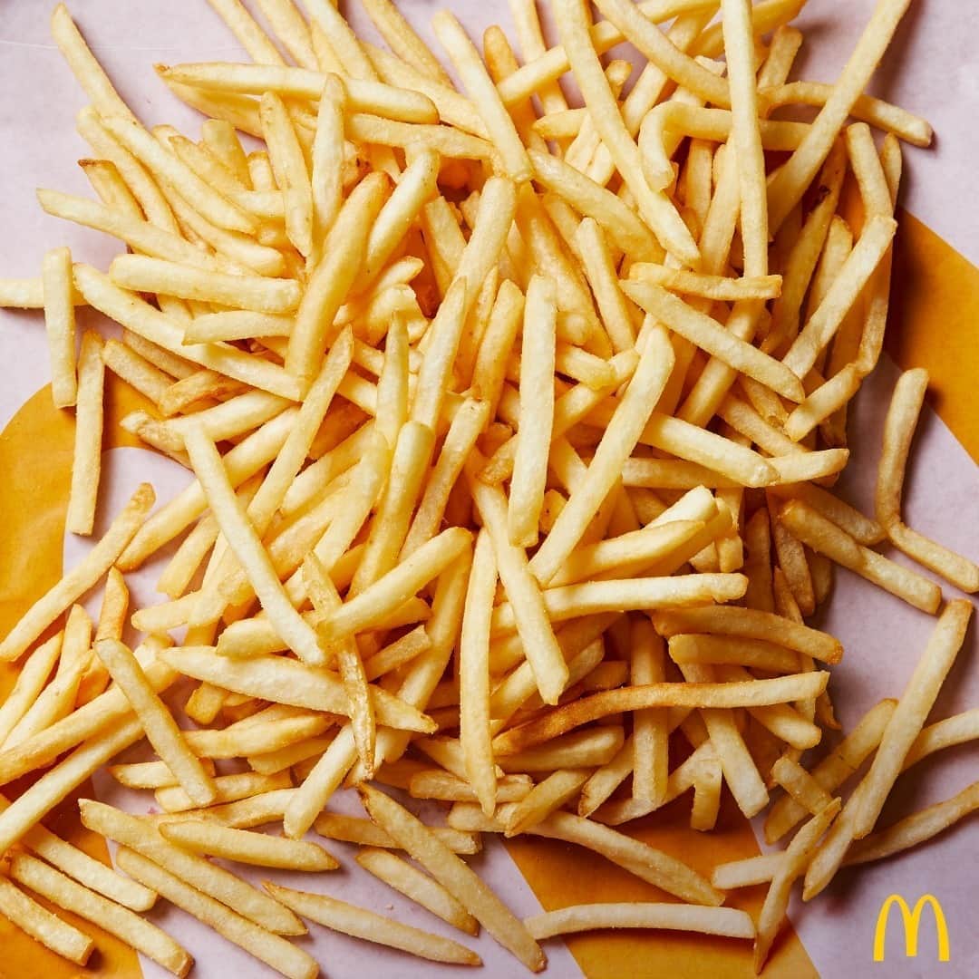 McDonald's Philippinesのインスタグラム：「Our idea of a perfect Sunday includes P99 BFF Fries! 😍 Download the McDonald's App to claim deals you can share with the family today!  Promo runs from October 15 to November 15, 2020 Terms and conditions apply. Per DTI Fair Trade Permit No. FTEB-106625 Series of 2020」