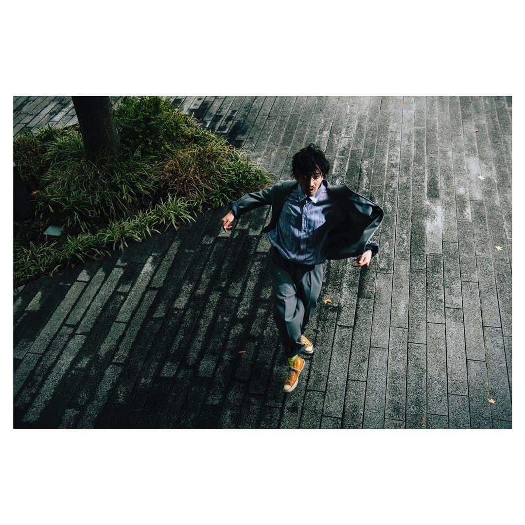 渡邊忍さんのインスタグラム写真 - (渡邊忍Instagram)「【ついに本日より】 SHINOBU RAY DOE 【U AND ME】 L/S tee 4,000¥en Designed by @yosukeokada  Shot by @gumbokuni」10月18日 11時01分 - watanabeshinobu