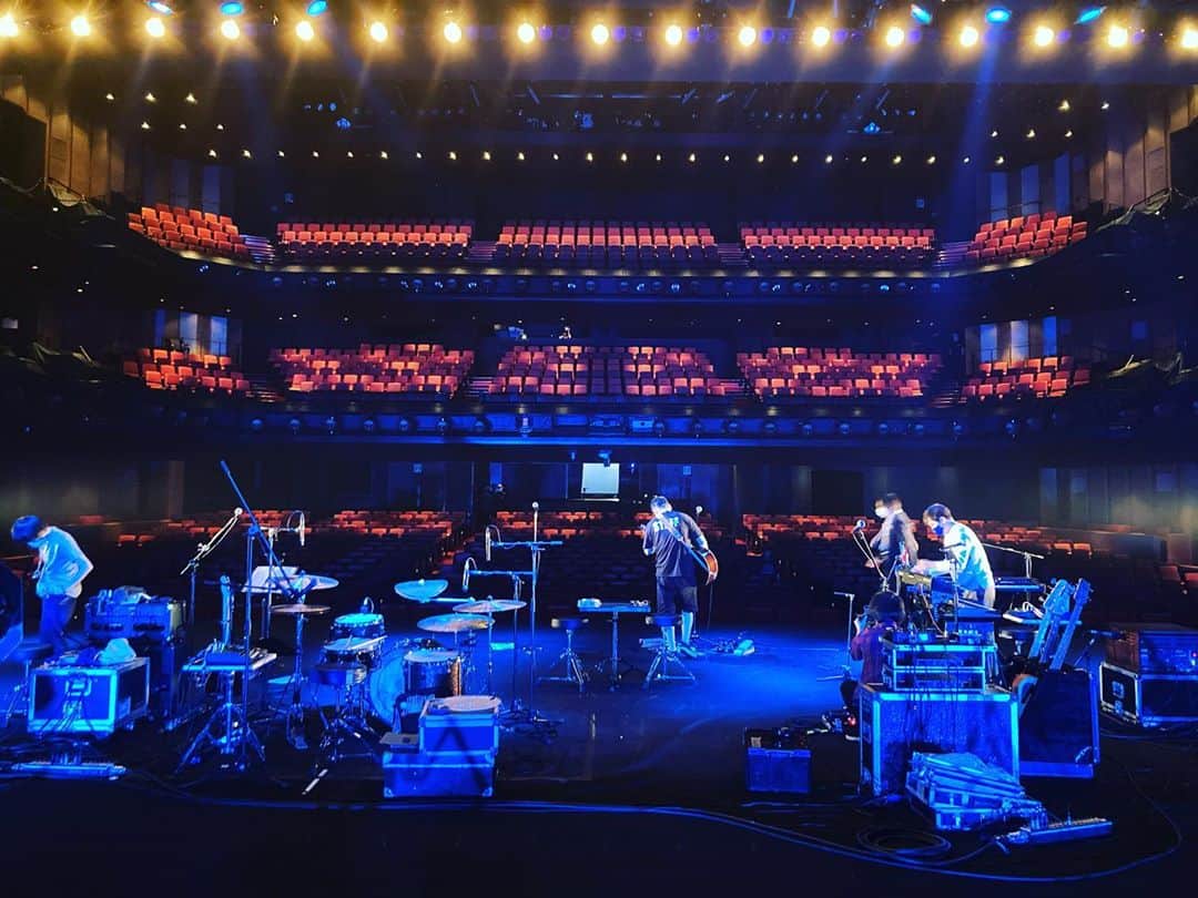 山田義孝のインスタグラム：「🕺🏼🕺🏼🕺🏼 新歌舞伎座到着！ 14時開場15時開演 配信は無いです！ 是非今日だけのライブを観てほしい #吉田山田スペシャルライブ #新歌舞伎座」