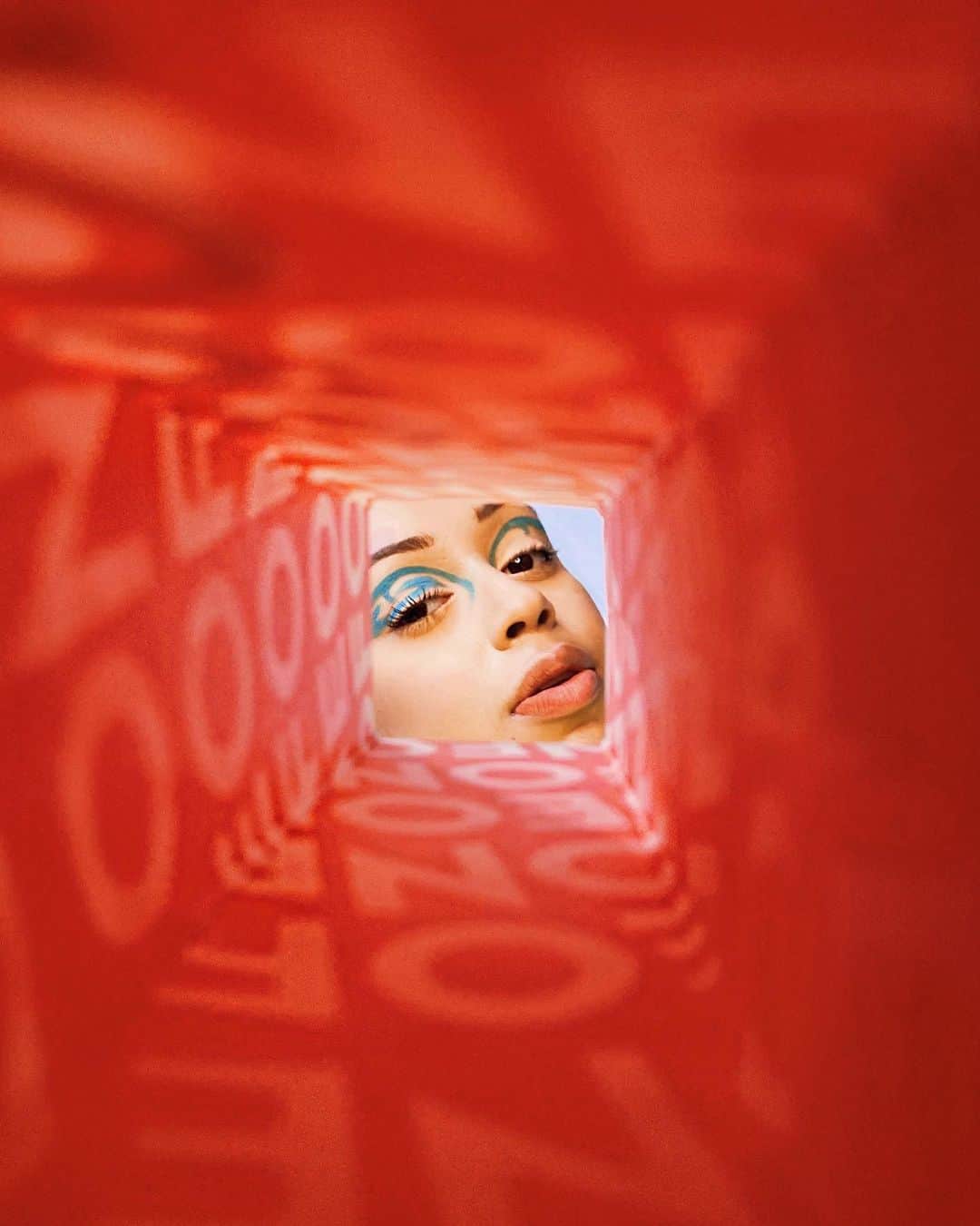 リザ・コッシーのインスタグラム：「Ooo... a peek-a-boo」