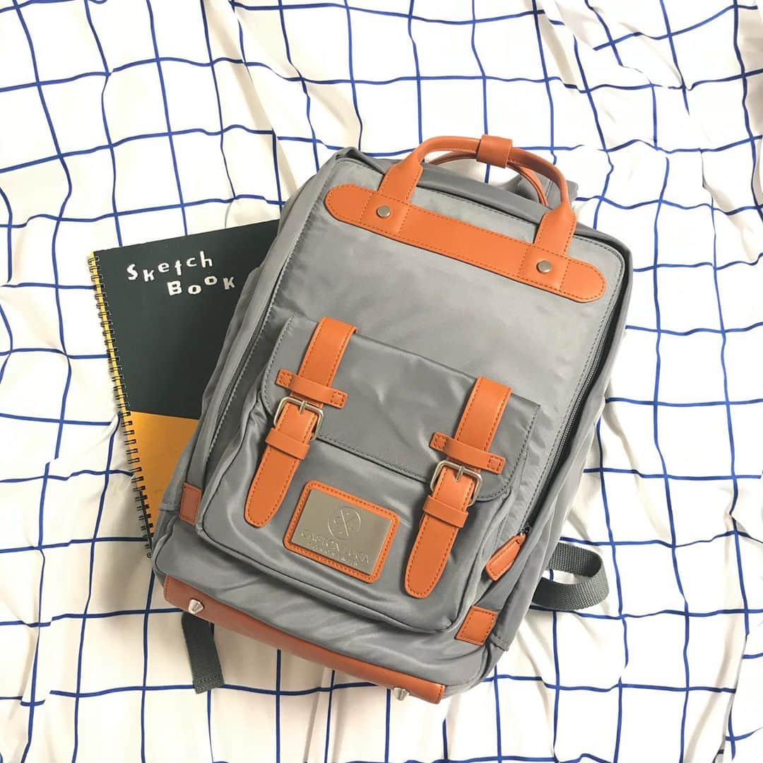 なーみのインスタグラム：「🎒 👩🏻の通学バックパックは @gastonluga  で✨ 大容量で軽く、背面にはノートパソコンやiPadがスッと入る別チャックが👌 重宝間違いなーーい🥳 。 15%offクーポン『namiGL』 11/14まで秋の特別キャンペーン中🍁 バックパックご購入でカード、コインケース『ウォレットBors』をプレゼント🎁 その他アクセサリーも50%offでご購入頂けます✨ 。 入学祝いやクリスマスプレゼントにも良き良きです🥰 。 。 #ガストンルーガ #gastonluga  #バックパック ⭐︎送料返品料無料 ⭐︎国内より発送」