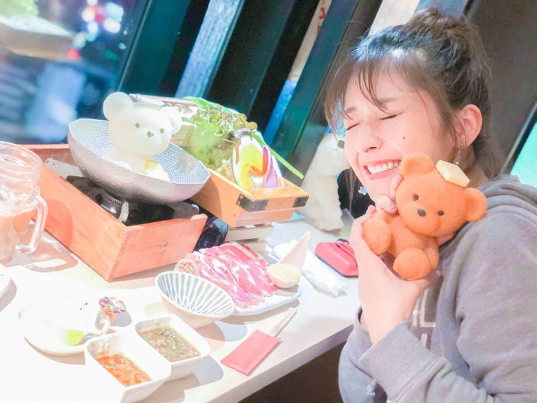 岡田彩花さんのインスタグラム写真 - (岡田彩花Instagram)「. 「 愛でた このあと ぶじに美味しく いただきました。」  #くまちゃん温泉  ▹▸ スワイプ すると 凄惨な 事件現場が !?! 🐻  ---------  最近は、食べたいものを食べたいときに食べたいだけ食べるようにしている。  これを食べないことでちょっとでも後悔したり、食べとけば良かったと思うくらいなら、  全部食べる。  だからご飯屋さんをハシゴもするように。笑 . . １軒目、鍋 ▹▸ ２軒目、寿司  とか  １軒目、ステーキ食べようと思ってたら混んでたら  空く時間までイタリアンでつまんで、２軒目ステーキ、って  沖縄県民方式をとったりとか。笑  ----------  その割に、朝ごはんはあんまり食べられないんだよなぁ…  でも全く食べないのも良くないから、  基本、ソイプロテイン。笑  食べたくない時は無理に食べなくていいよね。うんうん。 . . . #いっぱい食べる君が好き #いっぱい #食べるの大好き #食べる #食べることは生きること #笑顔 #笑顔が一番 #笑顔が人を幸せにする #笑顔が可愛い #笑顔が素敵 #笑顔の発電所 #お団子 #お団子ヘア #お団子アレンジ #温泉 #鍋 #photogenic #フォトジェニック #japanesefood #japan_of_insta #japanesegirl #北海道 #北海道グルメ  #岡田彩花 #あやかんぬ #ayakaokada #シグマセブン #シグマセブンフェイス #女優」10月18日 11時07分 - ayakaokada1108