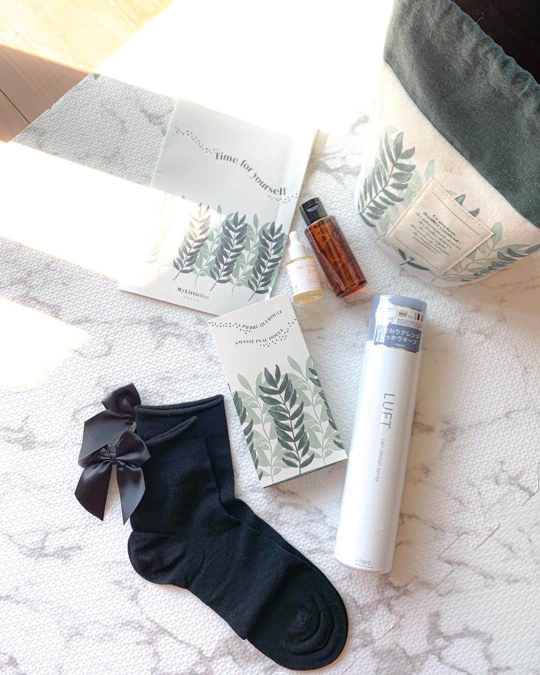 のインスタグラム：「今月のParisからのお届け…💛 箱を開けるのがワクワクするbox😍 @my_little_box_japan  . . #myliittlebox #mylittleboxjapan  #マイリトルボックス」