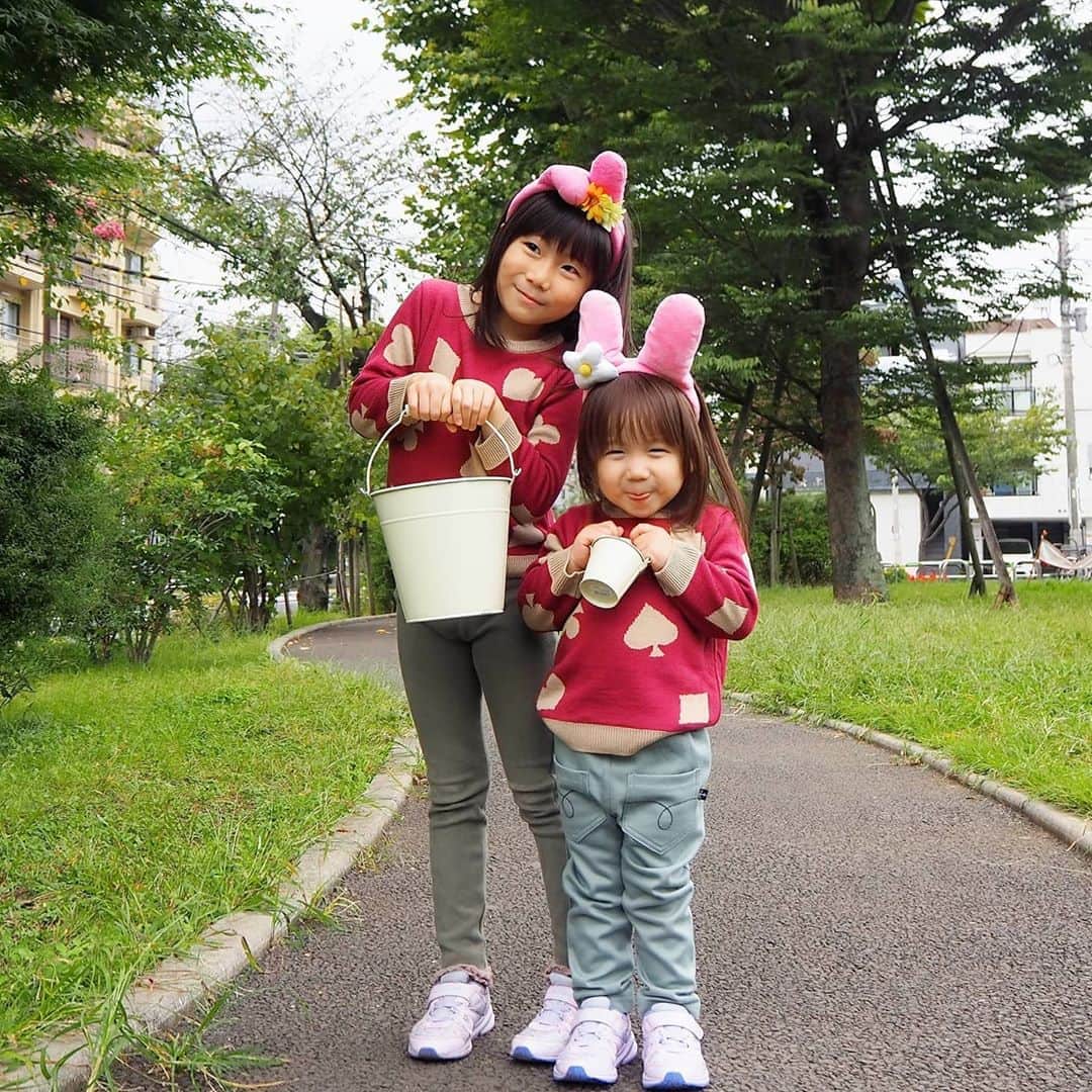 Kuboi Ayumiさんのインスタグラム写真 - (Kuboi AyumiInstagram)「お休みの日は公園に行ってどんぐりやまつぼっくりを取ったり。﻿ 今日は落ちている葉っぱの中から大きくてきれいに色づいている葉っぱ探し選手権。﻿ もちろんママも強制参加で、１時間以上やっていると腰が…（笑）﻿ ﻿ 走り回る娘たちについていって、ママも頑張ります。﻿ ﻿ 娘たちがお揃いで着ているのは、 @coniglio325 のニット。﻿ ﻿ トランプ柄でとってもかわいいです。﻿ 着心地もよくて、チクチクしないので、これからの季節に活躍してくれるアイテムです。﻿ ﻿ 姉妹リンクコーデや親子リンクができるアイテムが揃っているので﻿ またリピートしたいな！﻿ ﻿ ﻿ #小学生ママ #公園コーデ #瞬足 #お洒落さんと繋がりたい #おしゃれさんと繋がりたい ﻿ #リンクコーデ #姉妹リンク #cute_ig_kids #写真好きな人と繋がりたい #オソロコーデ#おそろコーデ﻿ #どんぐり #まつぼっくり #紅葉 #linksnap」10月18日 11時09分 - himekagami