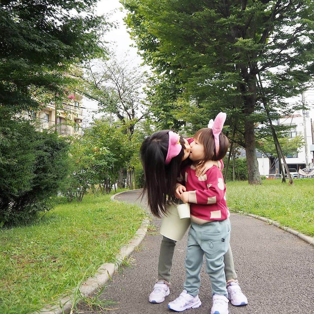 Kuboi Ayumiさんのインスタグラム写真 - (Kuboi AyumiInstagram)「お休みの日は公園に行ってどんぐりやまつぼっくりを取ったり。﻿ 今日は落ちている葉っぱの中から大きくてきれいに色づいている葉っぱ探し選手権。﻿ もちろんママも強制参加で、１時間以上やっていると腰が…（笑）﻿ ﻿ 走り回る娘たちについていって、ママも頑張ります。﻿ ﻿ 娘たちがお揃いで着ているのは、 @coniglio325 のニット。﻿ ﻿ トランプ柄でとってもかわいいです。﻿ 着心地もよくて、チクチクしないので、これからの季節に活躍してくれるアイテムです。﻿ ﻿ 姉妹リンクコーデや親子リンクができるアイテムが揃っているので﻿ またリピートしたいな！﻿ ﻿ ﻿ #小学生ママ #公園コーデ #瞬足 #お洒落さんと繋がりたい #おしゃれさんと繋がりたい ﻿ #リンクコーデ #姉妹リンク #cute_ig_kids #写真好きな人と繋がりたい #オソロコーデ#おそろコーデ﻿ #どんぐり #まつぼっくり #紅葉 #linksnap」10月18日 11時09分 - himekagami