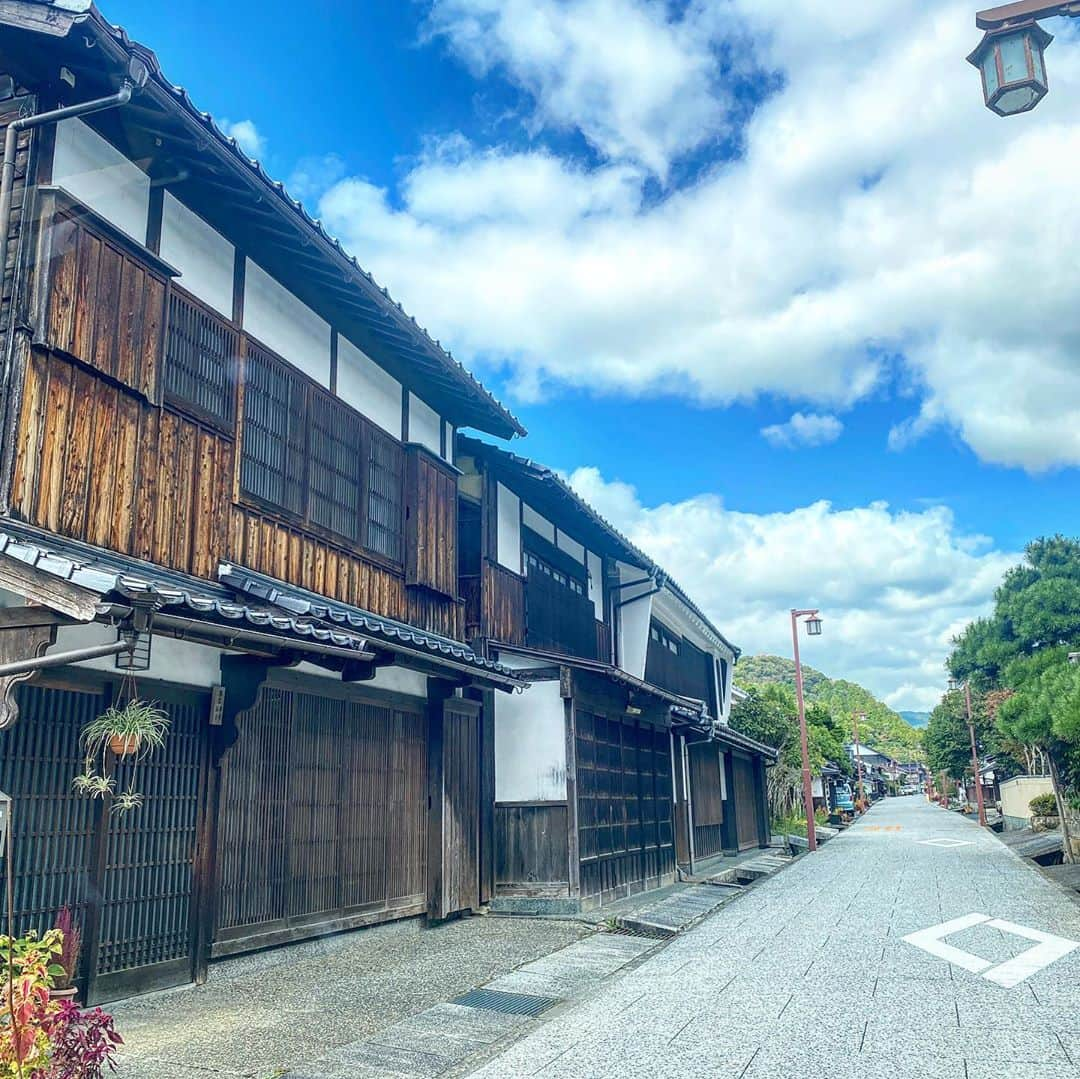 Hiroe Hiranoさんのインスタグラム写真 - (Hiroe HiranoInstagram)「田舎巡り🌱﻿ 岡山にある村『#西粟倉村』へ。﻿ 1500人ほどの人口の小さな村。﻿ ﻿ 林業の地域再生の成功モデルとして﻿ 注目されていたり、都会からの移住者が﻿ 増えていて、起業家が集まるスポットにも。﻿ ﻿ 森の再生や、年齢にとらわれず﻿ 村ぐるみのプロジェクトが行われていたり🌿﻿ ﻿ まず、 #森の学校 へ。﻿ この土地での嬉しい出会いや場。﻿ ﻿ 小学校跡地の場所に、会社やカフェ、﻿ ショップがあったり🌳🌳🌳﻿ 畑や動物たちも✨﻿ ﻿ 8年のアメリカとの🇺🇸#デュアルライフ を﻿通して 感じていたことは、ひとつの場所にとらわれず #多拠点生活 をすることで（これは住むだけの意味ではなく、#多彩なコミュニティ を持つということも）  より自身の幅が広がり学びもあって豊かになるし、 日々の感謝の意をもつことが増えました。﻿ ﻿ 移住する友人たちもほんとに増えてるし、 今後、リモートできる田舎と都会の選択肢も増えるだろう。未来に向けて向き合うことができた時間だった✨﻿  #田舎　#日本　#🇯🇵 #いなか﻿ #inaka #lifestyle #生き方　 シメは岡山B級グルメのホルモンうどん☺️」10月18日 11時10分 - hiroe_hirano