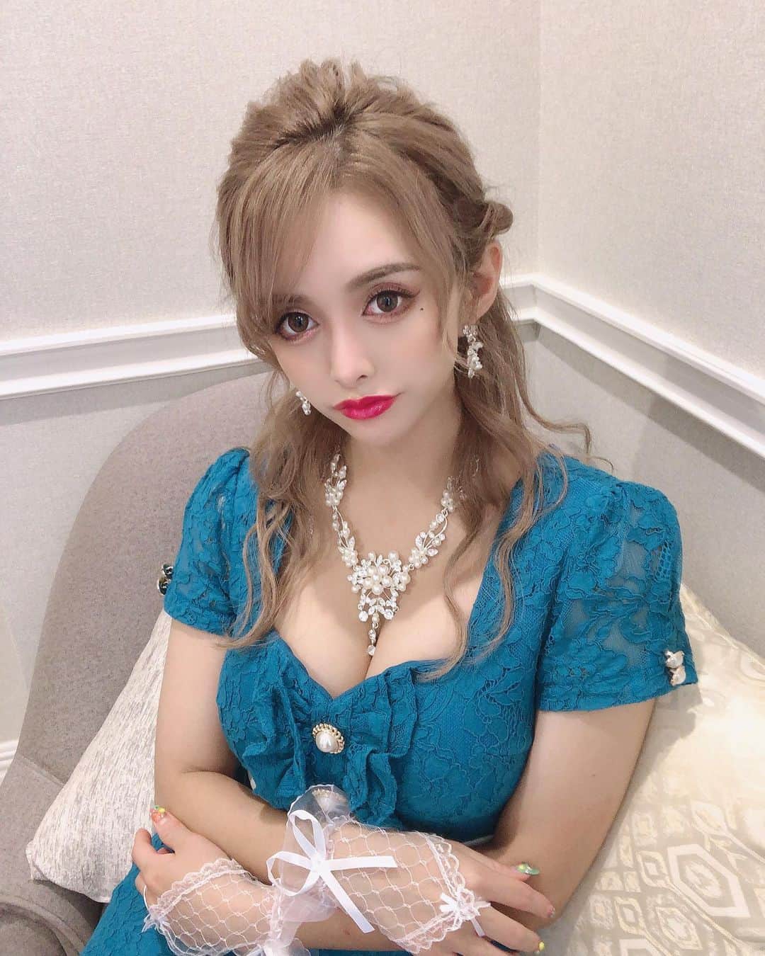 うさたにパイセンさんのインスタグラム写真 - (うさたにパイセンInstagram)「. この前ドレスきたのー✨　 . 新宿のデイジーストアで買ったんだけど5千円で安かったし可愛かった💯 . そして髪の毛はアンクでやってもらったよー✨✨かわええ💜 . いつもありがとうございます😊✨」10月18日 11時13分 - usatanipaisen1215