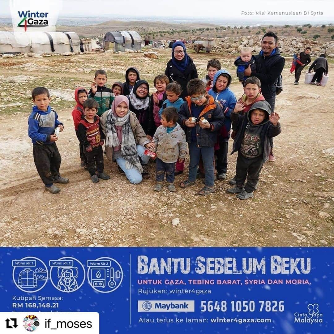 Koleksi Komik Malaysiaさんのインスタグラム写真 - (Koleksi Komik MalaysiaInstagram)「#Repost @if_moses with @make_repost ・・・ Apa yang kita ada sekarang, walaupun kecil, boleh jadi ia adalah apa yang diinginkan oleh orang lain. Boleh jadi ia adalah benda yang besar bagi orang lain. Tapi kita tak sedar.  .  Sentiasa ucap alhamdulillah untuk sekecil2 nikmat. Makanan yang sedikit? Duit yang sedikit? Rumah yang kecil? Kesihatan & kebahagiaan? Alhamdulillah... 😊 .  Berminat nak sumbangkan pek makanan, set baju sejuk, alat pemanas & lain2 untuk warga GAZA, TEBING BARAT, SYRIA & MORIA?  .  Klik link di bio untuk menderma 👆👆👆 .  Komik ditaja oleh: @cintagazamalaysia  .  #CintaGazaMalaysia #CGM #Winter4Gaza #DiskusiPalestin #KomikGAZA #gaza #jerusalem #palestine #savepalestine #palestin #dkv #daiekreatifventure #comic #manga #muslimmanga #komikdakwah #instaart #instaartist #mosesart #mosesartwork」10月18日 11時14分 - tokkmungg_exclusive