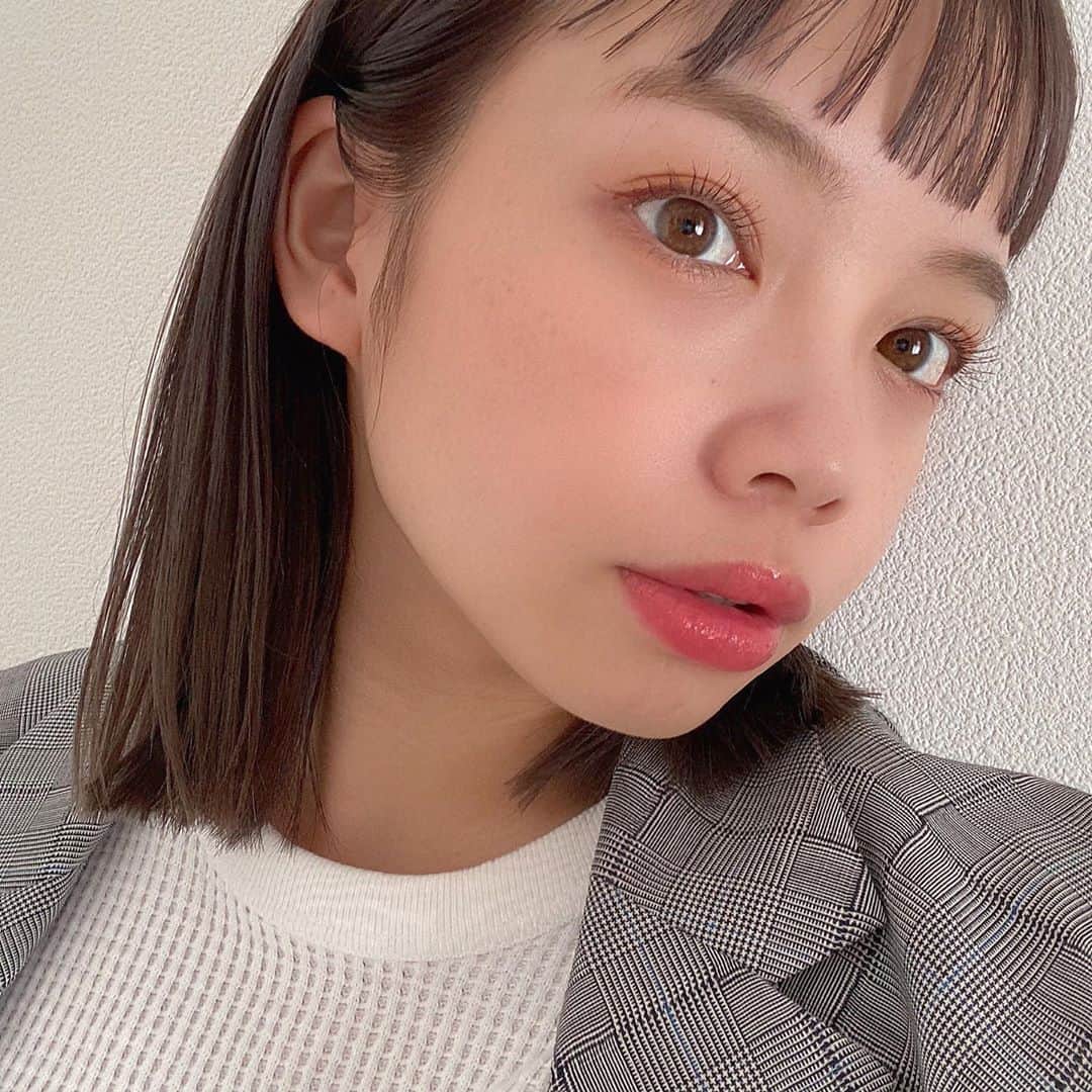 福地夏未のインスタグラム：「_ ここ最近で一番暗い🌙 暗くても少しピンク味がでるような 透明感のあるカラー とにかく肌が白く見える〜◎ _ #hair #haircolor #hairstyle #darkcolors #autumn #make #hairmake」