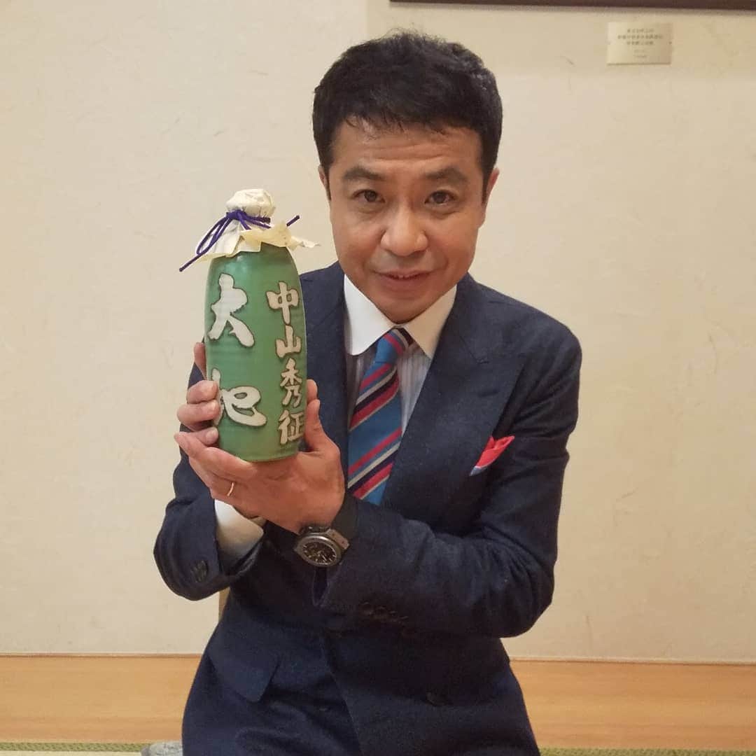 中山秀征さんのインスタグラム写真 - (中山秀征Instagram)「杉良太郎さんから 鹿児島の本格焼き芋焼酎大地に僕の名前入りをいただきました。 凄い、凄すぎます。 そしてこの焼き芋焼酎は志村けん師匠がいつも呑んでいた大好きな焼酎でした。天国の志村師匠と一緒に呑みたいと思っています。 杉さんありがとうございました。」10月18日 11時19分 - hidechan0731