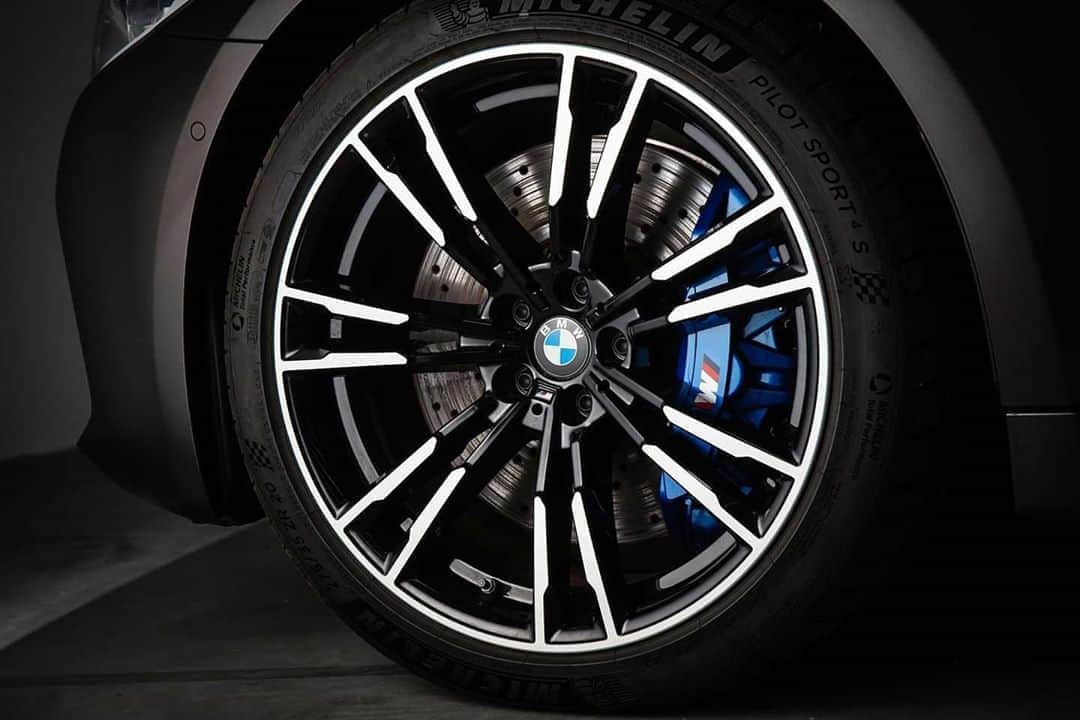 BMW Thailandさんのインスタグラム写真 - (BMW ThailandInstagram)「BMW M5 ถ้าพูดถึงรุ่นนี้เมื่อไหร่ ไม่ต้องสืบเรื่องความแรงที่มาพร้อมขุมพลังอันน่าทึ่ง ด้วยเครื่องยนต์ 600 แรงม้า ที่มาพร้อมระบบ M xDrive ระบบขับเคลื่อนสี่ล้อแบบตลอดเวลาและยึดเกาะถนนที่ดีเยี่ยม  ลงทะเบียนเพื่อรับข้อเสนอพิเศษ : https://bit.ly/2YfXREm  Exterior: Frozen Dark Brown Interior: BMW Individual Full leather 'Merino', Caramel  Engine: 4,395cc / 600HP, 750Nm / M TwinPower Turbo V8 petrol engine Transmission: 8-speed M Steptronic Sport transmission with Drivelogic 0-100 km/h: 3.4 s  Details:  - 20" M light alloy wheels Double-spoke - Adaptive M suspension - M-specific xDrive with active M differential - Glass roof - Soft-close function for doors - Roller sunblind - BMW Display Key - Trim: Aluminium Carbon structure with highlight trim finishers Pearl Chrom - Individual headliner Alcantara Anthracite - BMW Head-Up Display - Harman Kardon Surround Sound system - BMW gesture control - Surround view camera  More information - BMW Contact Center : 1397 - Line : @BMWLeasing : https://lin.ee/e8LSXa4  และรุ่นอื่น ๆ ที่น่าสนใจ M4/M4 CS/i3s/i8/i8 Roadster  #BMWTH #BMWM #THEM5」10月18日 11時21分 - bmwthailand